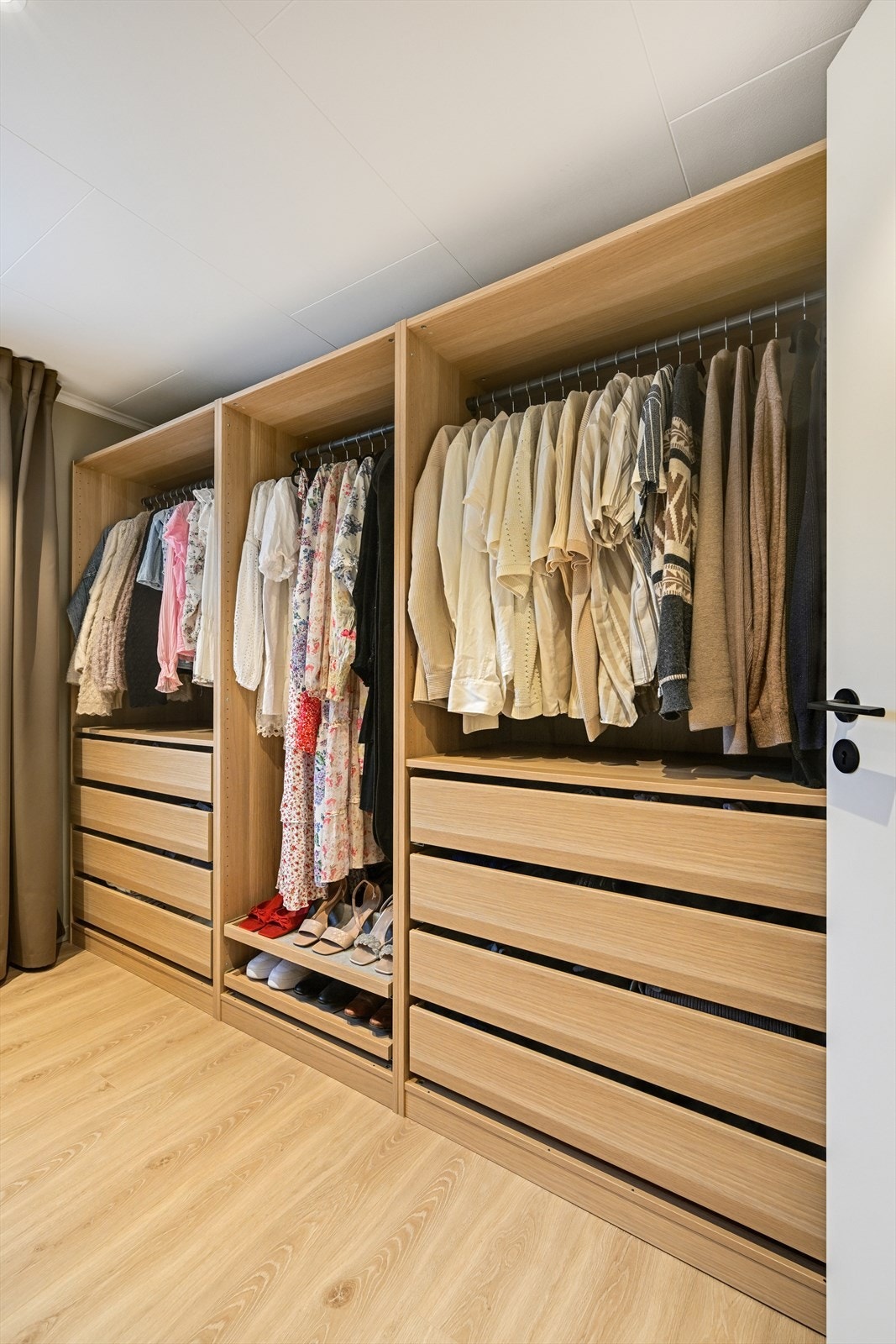 Romslig og praktisk garderobe løsning på hoved soverommet. Galleribilde