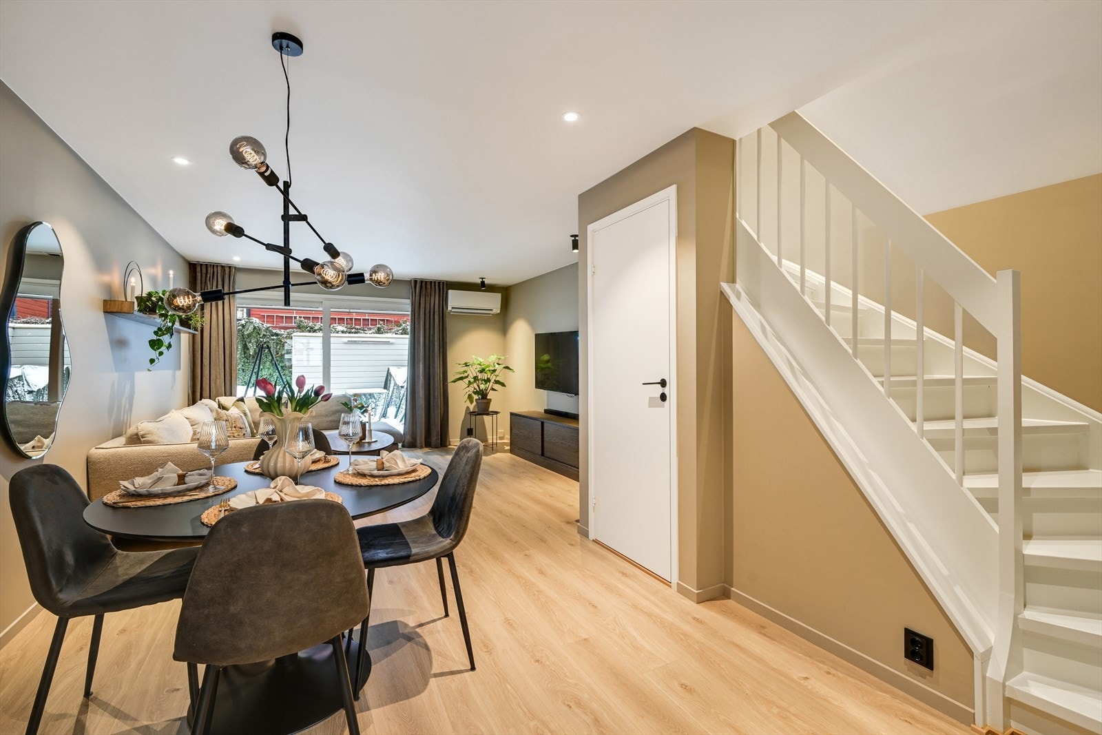 Varmepumpe i stuen, dør med trapp ned til kjelleretasjen, og trapp opp til 2.etg. Galleribilde