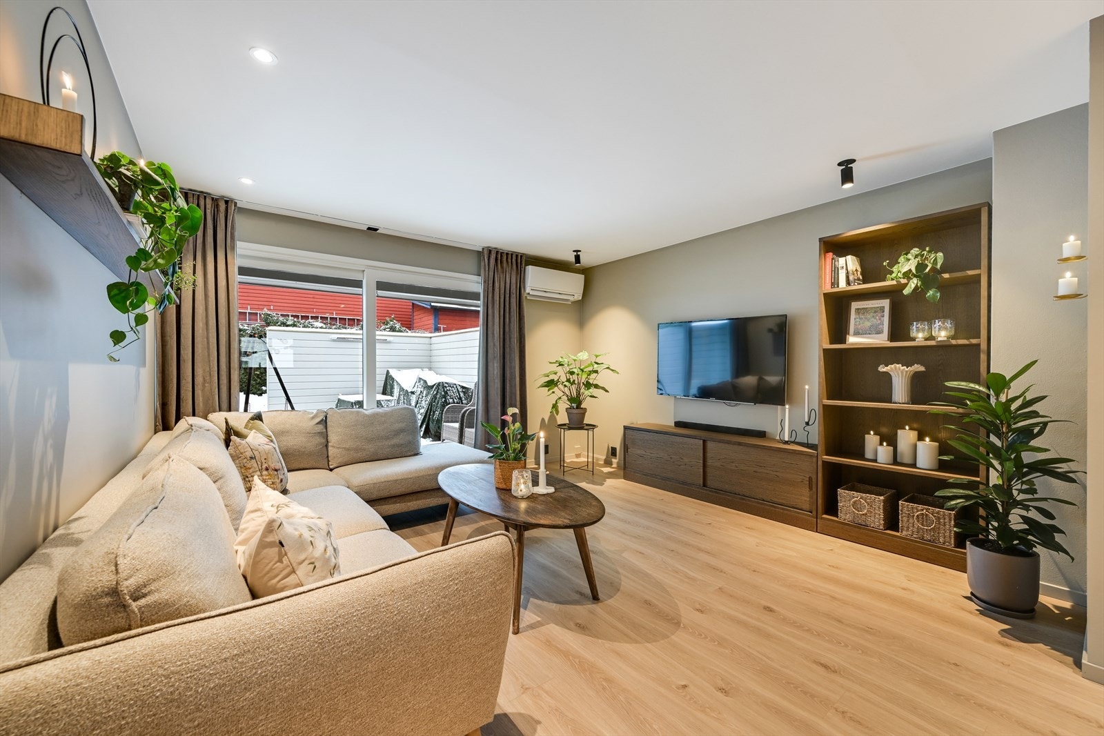 Stue malt i delikate farger. Stor heve-/senke dør ut til usjenert uteplass. Galleribilde