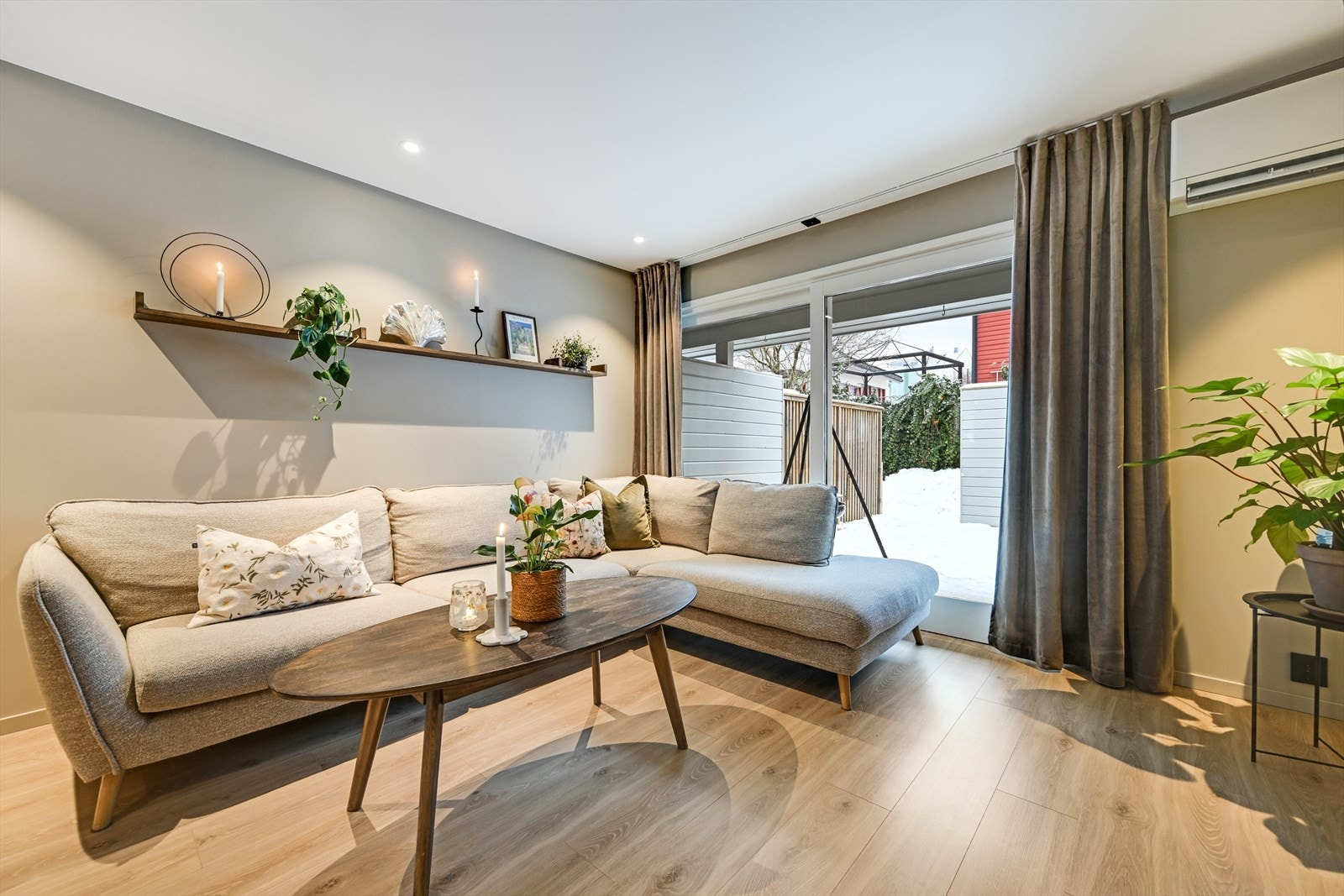 Heve-/senke dør med store vindusflater gir godt med dagslys inn i stuen. Galleribilde