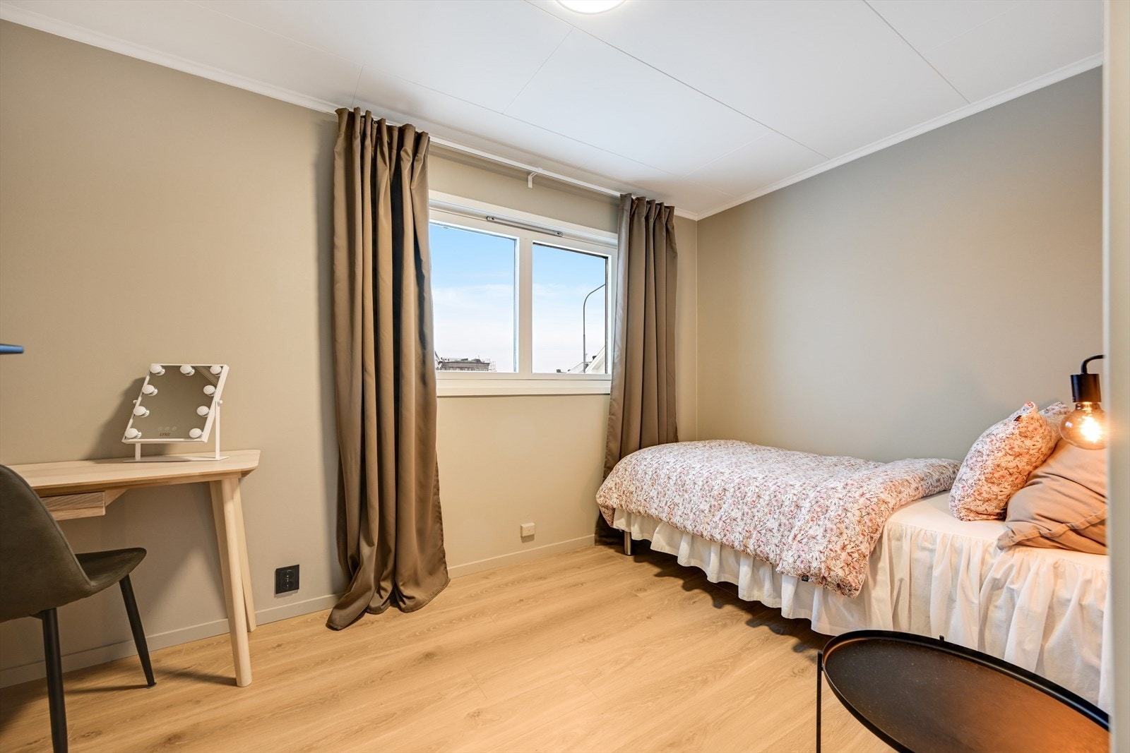 Soverom nr. 2 malt i rolige og delikate farger. Galleribilde