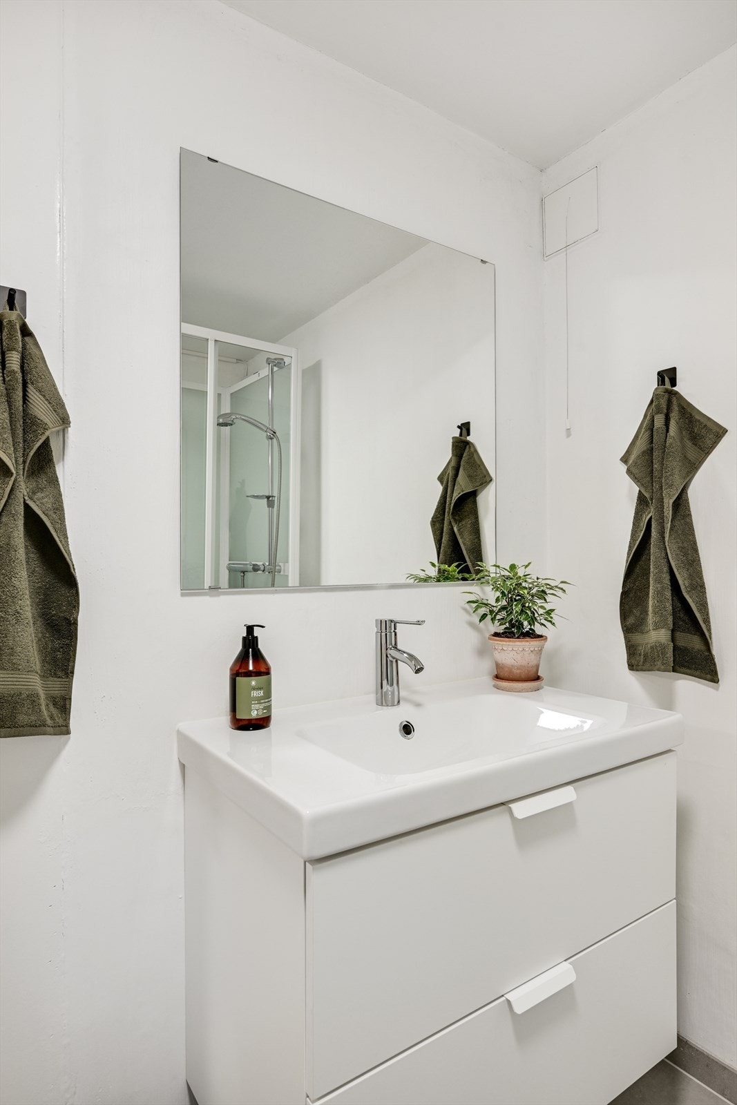 Rom avsatt til bod i kjeller innredet til bad. Galleribilde