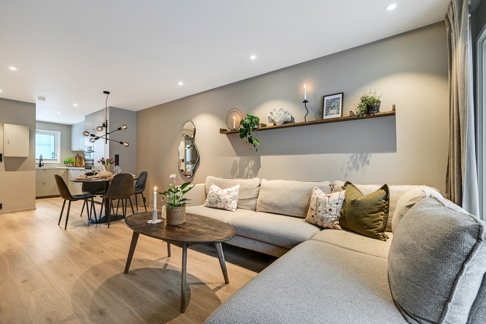 Plass til både romslig sofagruppe og spisebord i stue/spisestue. Galleribilde