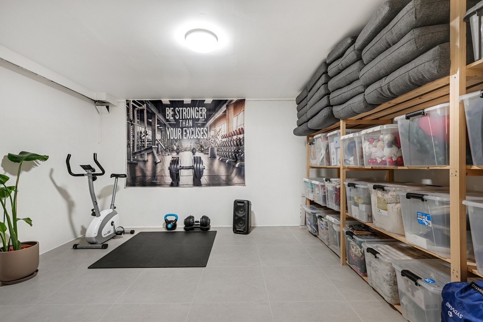 Rom i kjeller definert som disponibelt rom innredet til bod/treningsrom. Galleribilde