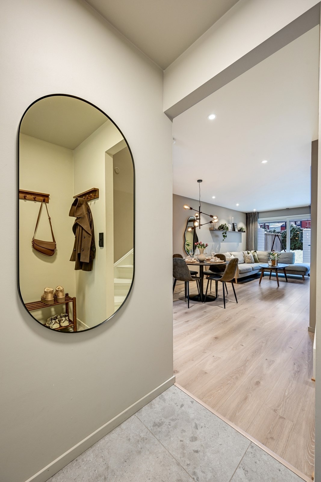 Innsyn fra gangen og inn mot stuen. Galleribilde