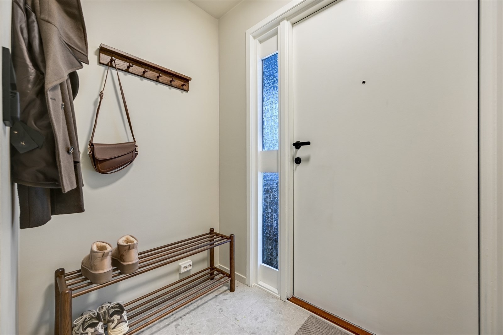 Lyst og pent vindfang med plass til henge fra seg yttertøy. Galleribilde