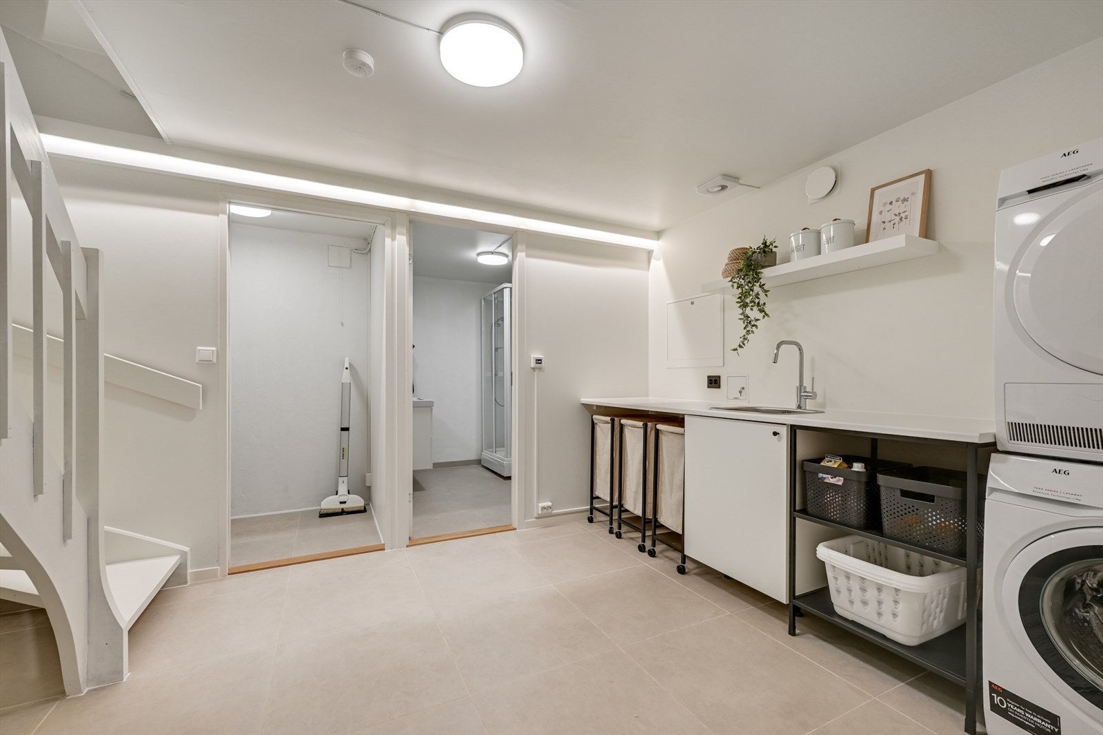 Vaskerommet har fliser på gulv, og malte vegger og tak. Mekanisk vifte i tak. Galleribilde