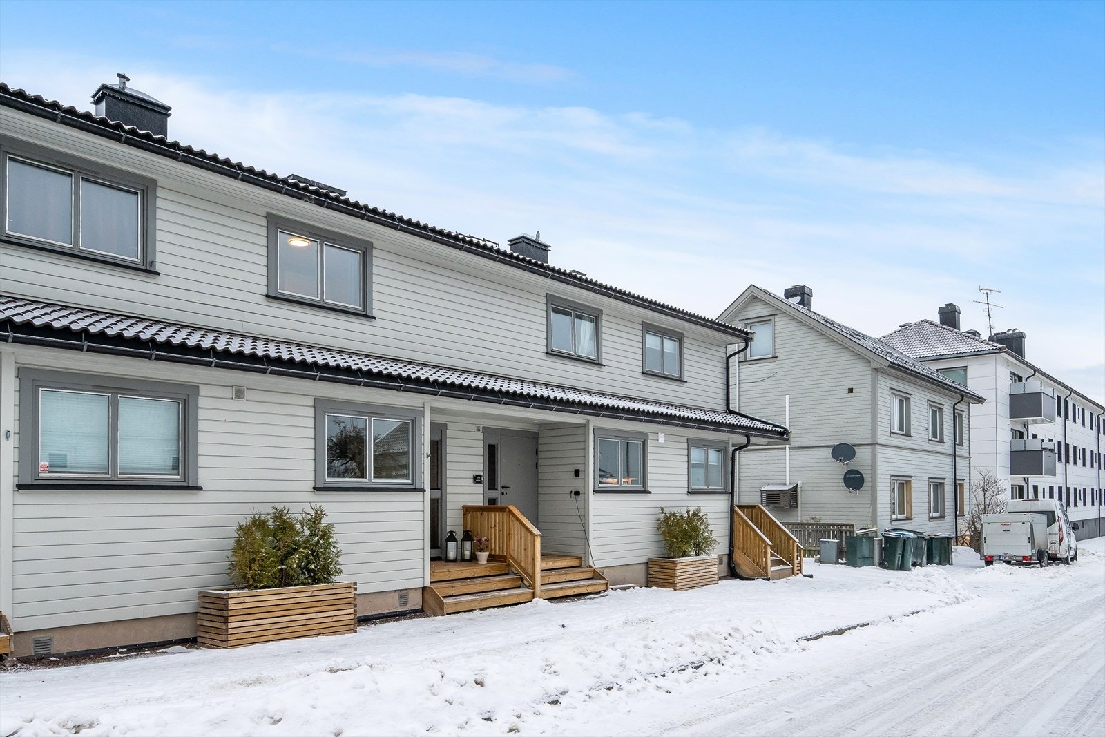 Velkommen inn! Fasaden sett fra adkomstveien. Galleribilde