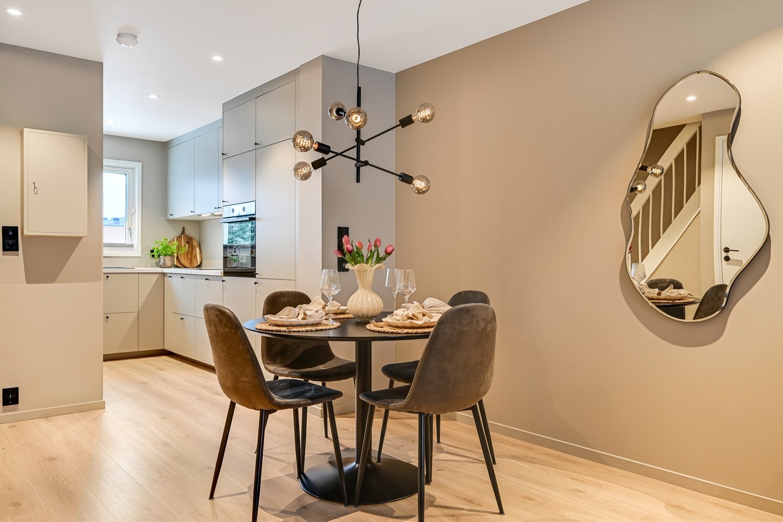 Åpen løsning inn til stilrent kjøkken. Plass til spisebord i stue/spisestue. Galleribilde