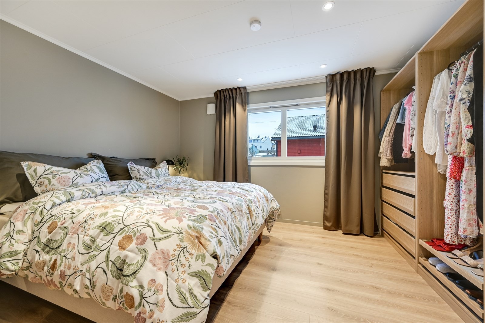 Hovedsoverom med god plass til dobbeltseng. Galleribilde