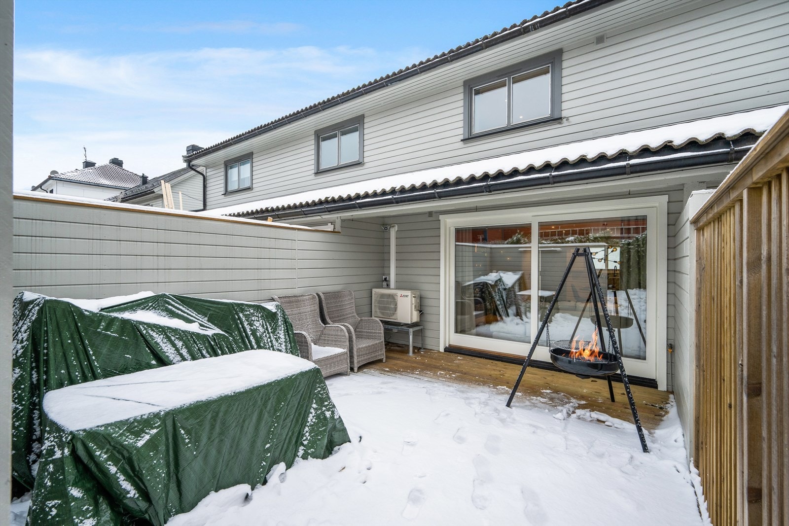 Romslig og usjenert uteplass med adkomst fra stuen. Galleribilde