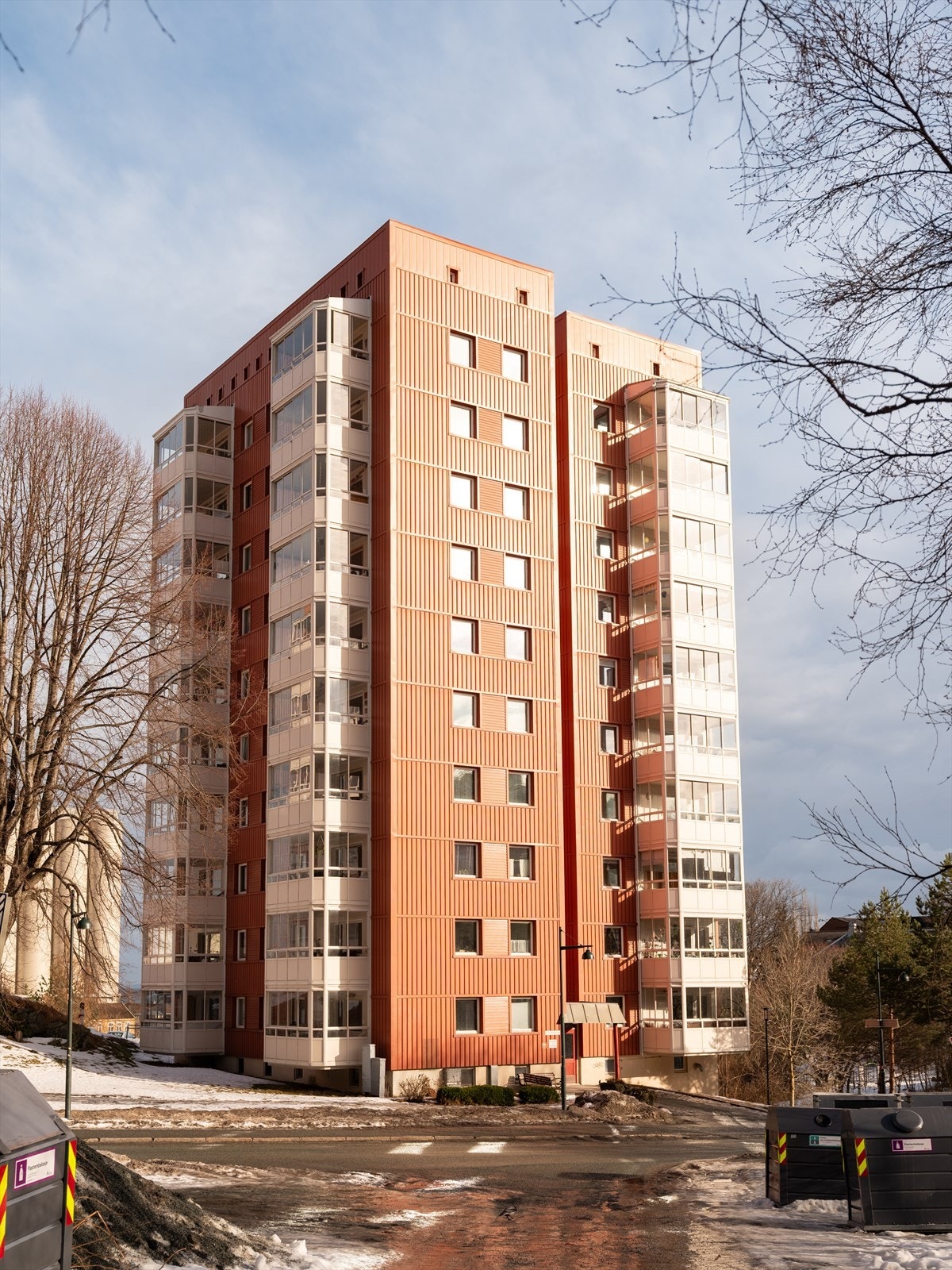 Det er både parkeringsplasser for beboere og gjesteparkering. Lademuligheter for elbil er også på plass. Les i salgsoppgaven for info knyttet til dette. Galleribilde