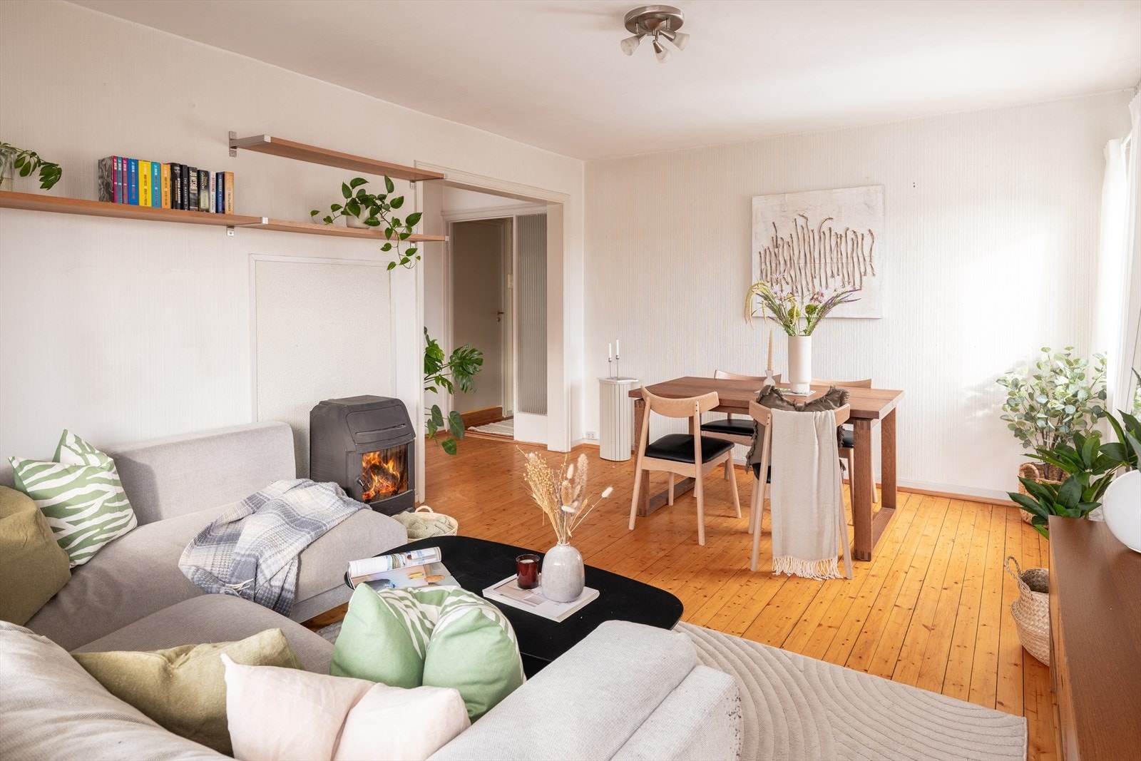 Stuen går over 18 m² og leiligheten er sonefordelt. Adskilt stue og kjøkken er både praktisk og gir en hyggelig atmosfære. Galleribilde