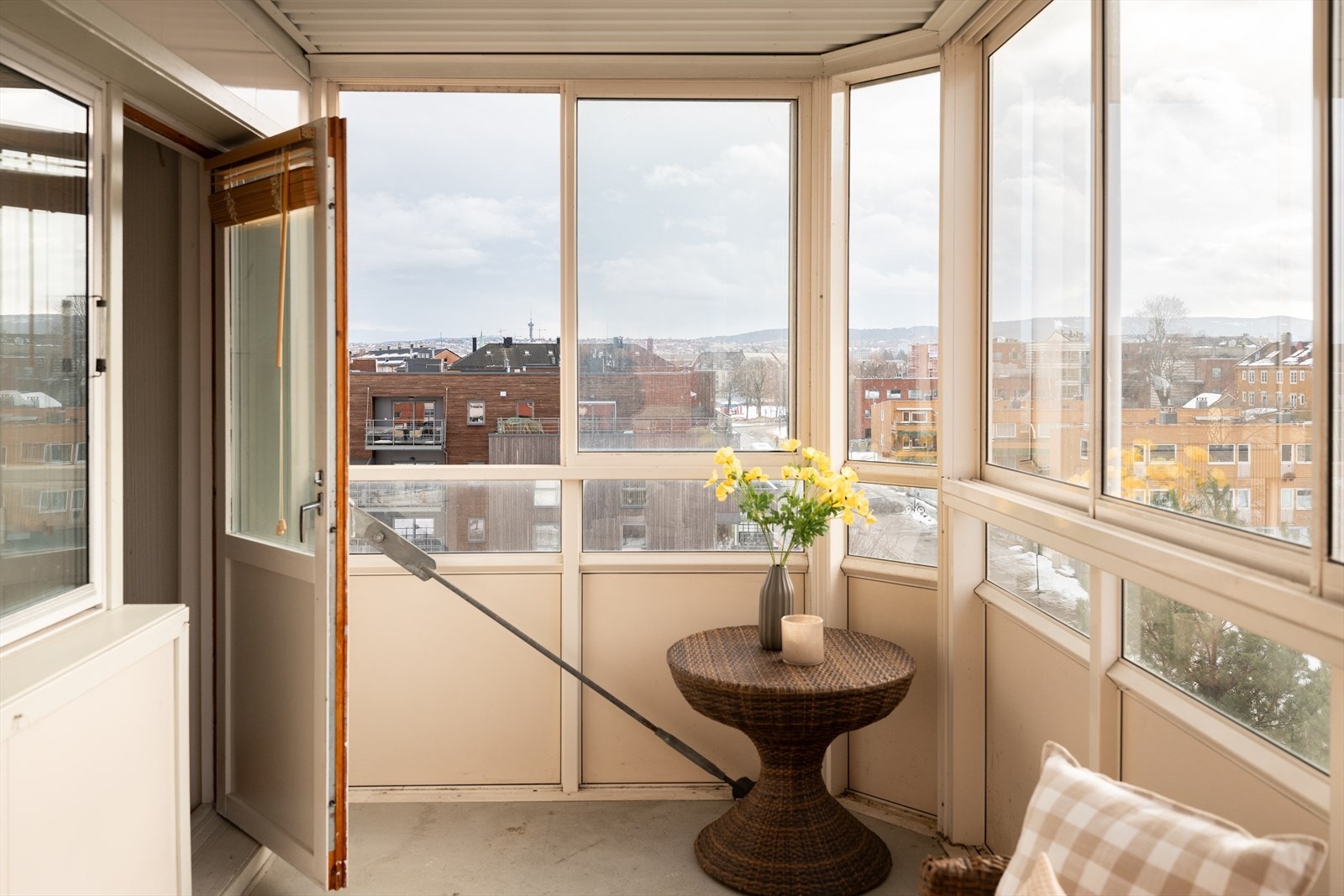 Vi vender mot sørøst og verandaen er dermed solrik. Det er mulig å åpne glassene. Galleribilde