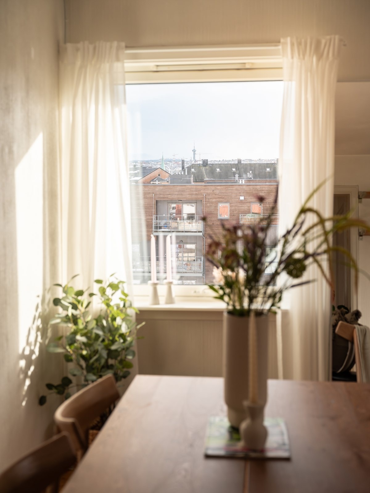 Leiligheten oppleves luftig med mange vindusflater og mye dagslys. Galleribilde