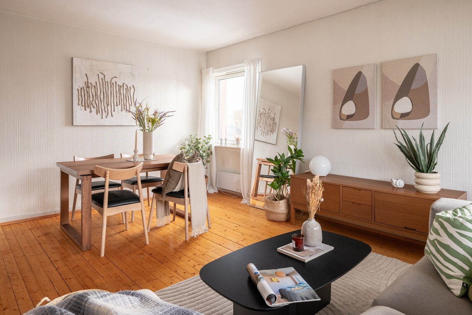 Leiligheten består av stue, kjøkken, baderom, toalettrom, soverom og innglasset veranda. Det medfølger også to boder. P-plass må søkes til styret. Galleribilde