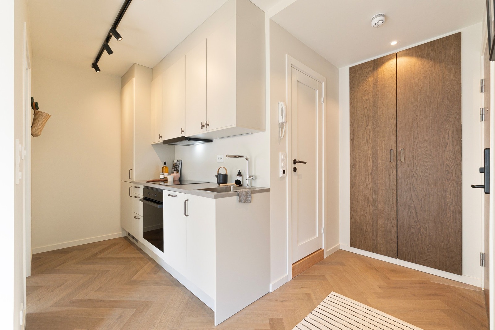 Leiligheten ble ombygget i 2025. Her er hver eneste kvadratmeter godt utnyttet. Moderne løsninger, innebygde skap og flere sosiale soner. Galleribilde