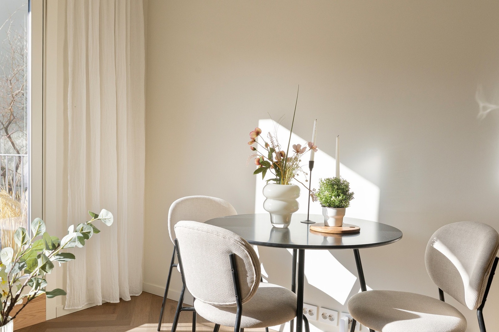 Legg merke til de fine lysforholdene. Hele leiligheten vender mot skjermet gårdsrom. Galleribilde