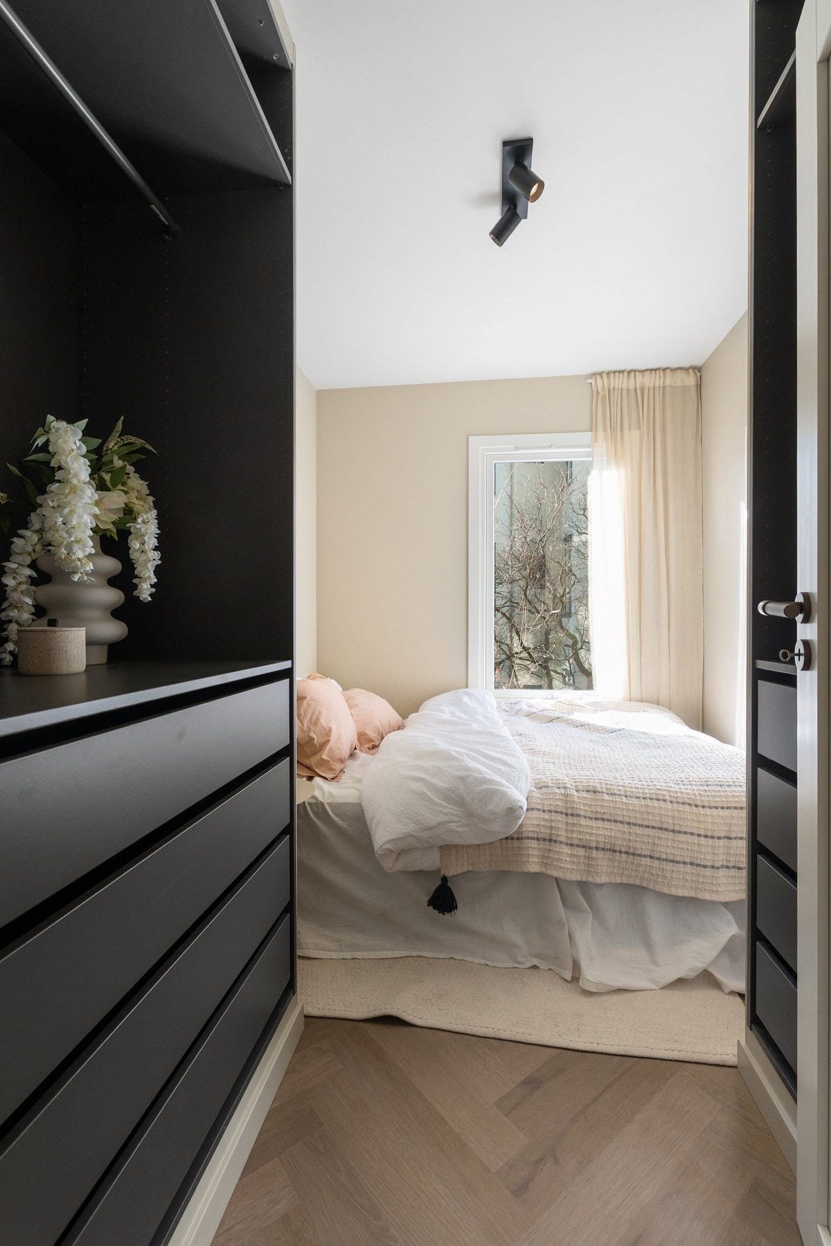 Skjult elektrisk anlegg til takbelysning. Galleribilde