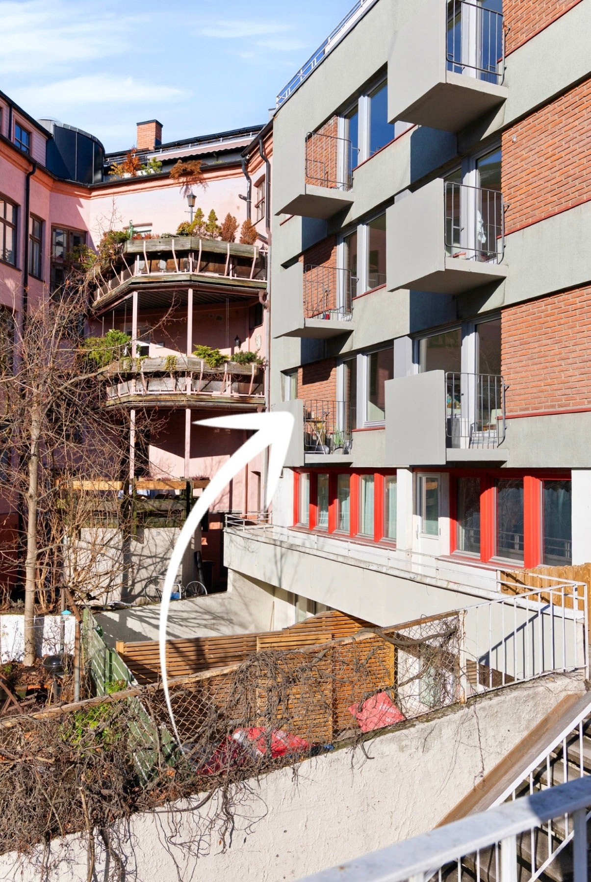 Enkel adkomst med kun en kort trapp samtidig som den har høyde som 3. etasje idet det er leiligheter i 2 etasjer under leiligheten mot syd/vest. Galleribilde