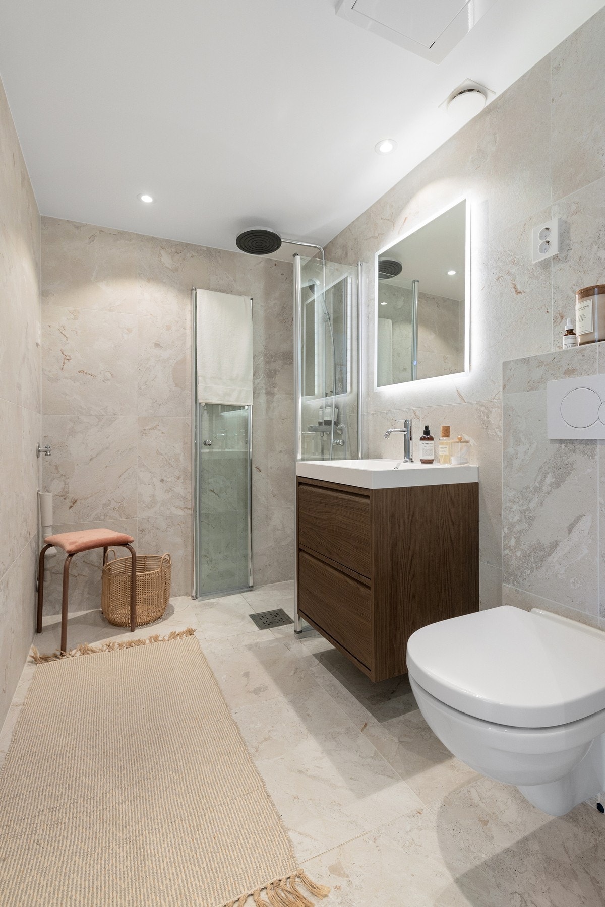 Tidsriktig innredning i eksklusiv mørk eikefinér. Galleribilde