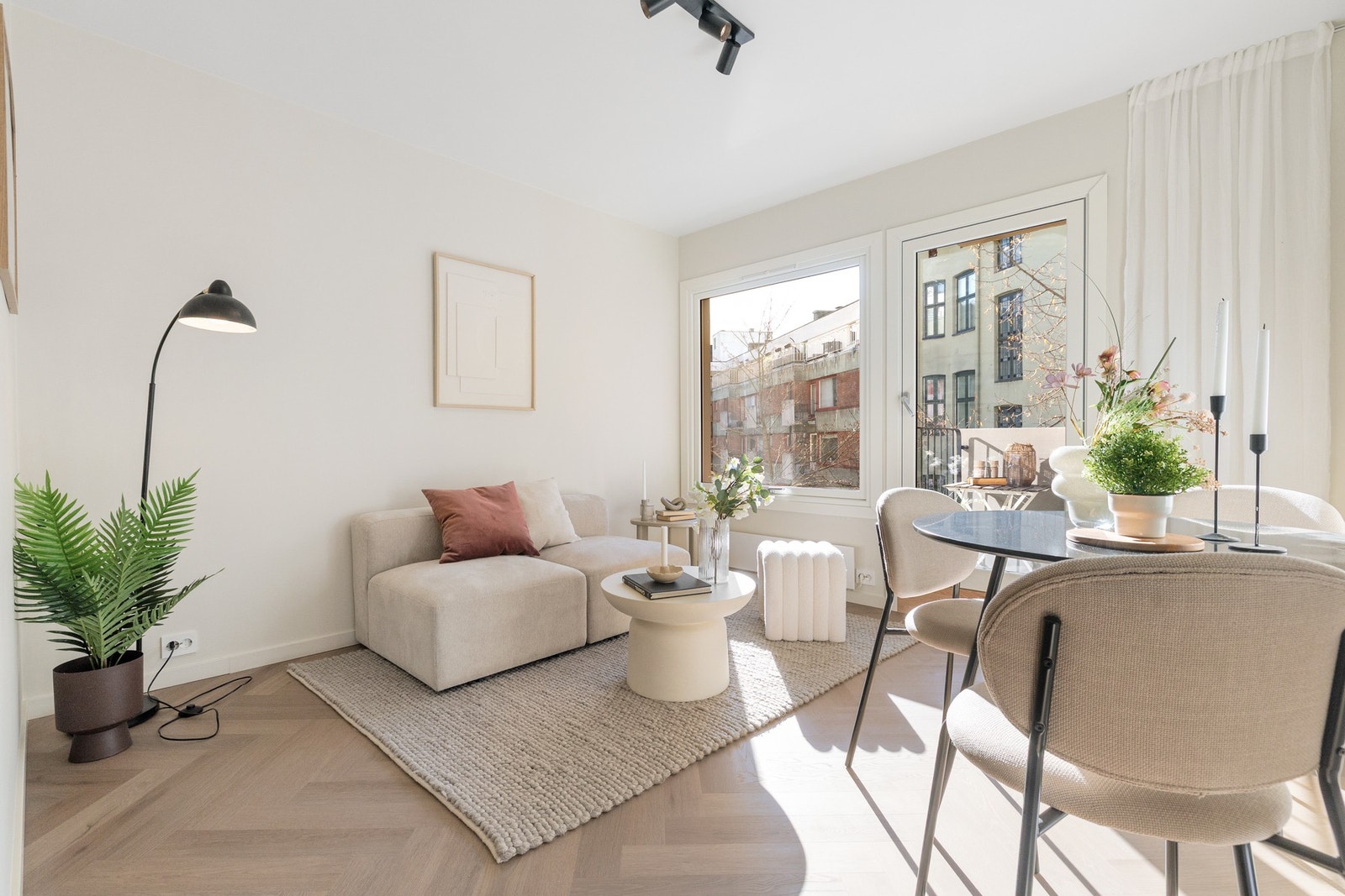 Skjermet beliggenhet mot indre gårdsrom. Flotte sol- og lysforhold mot sydvest. Galleribilde