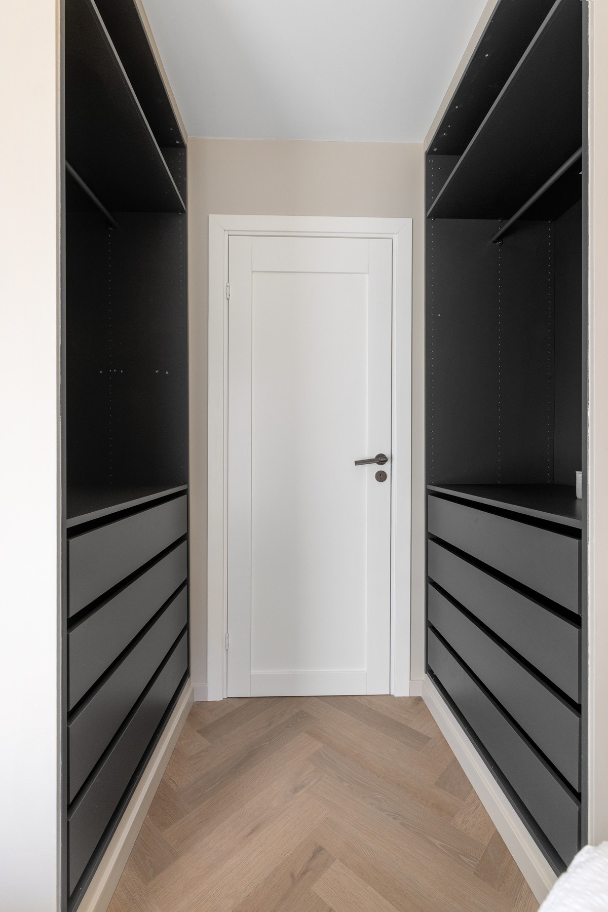 Svært lekre, innebygde garderobeskap med flott innredning. Galleribilde