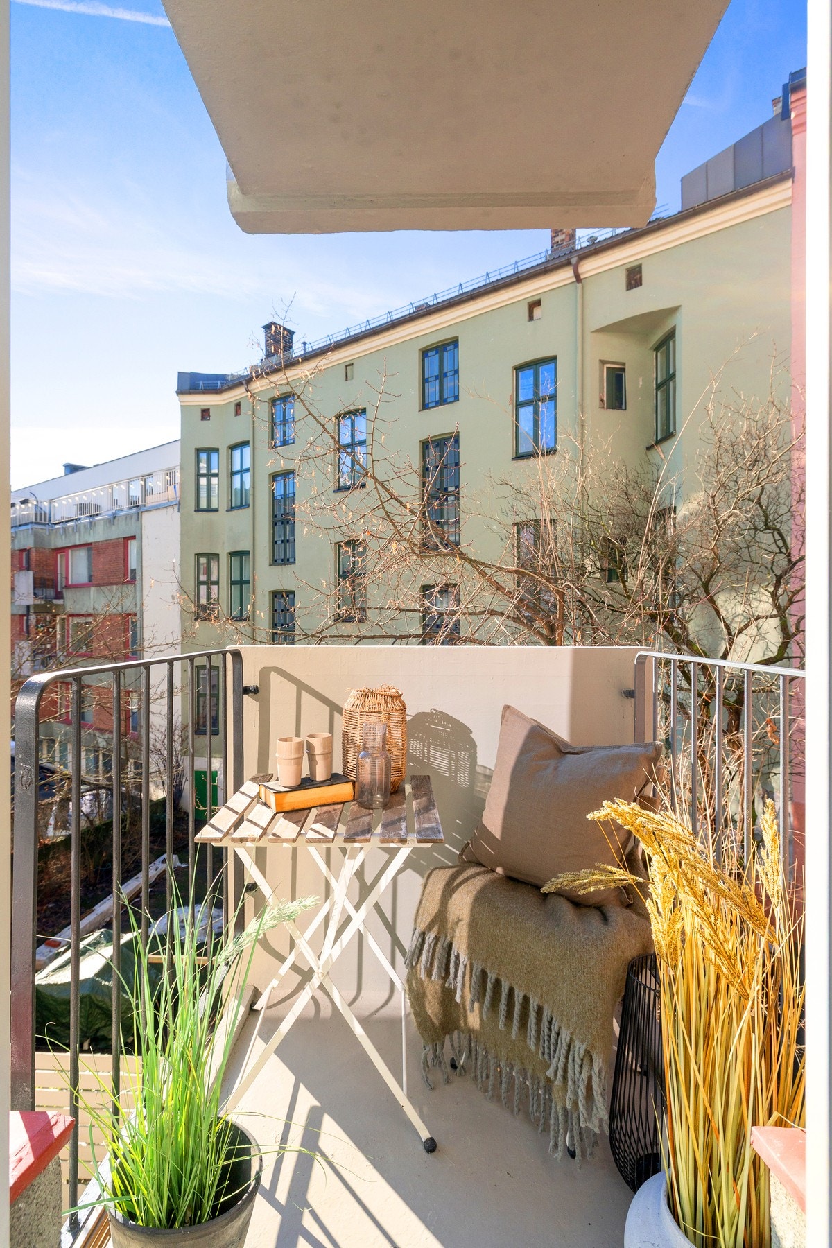 Leiligheten har høyde som 3. etasje idet det er leiligheter i 2 etasjer under leiligheten mot syd/vest. Galleribilde