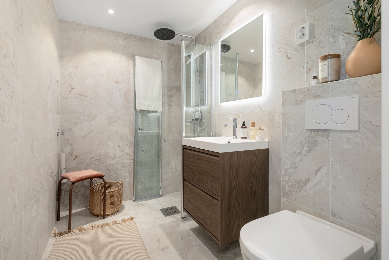 Varmekabler i gulv, opplegg for vaskemaskin og romslig dusjhjørne med både waterfall- og hånddusj. Galleribilde