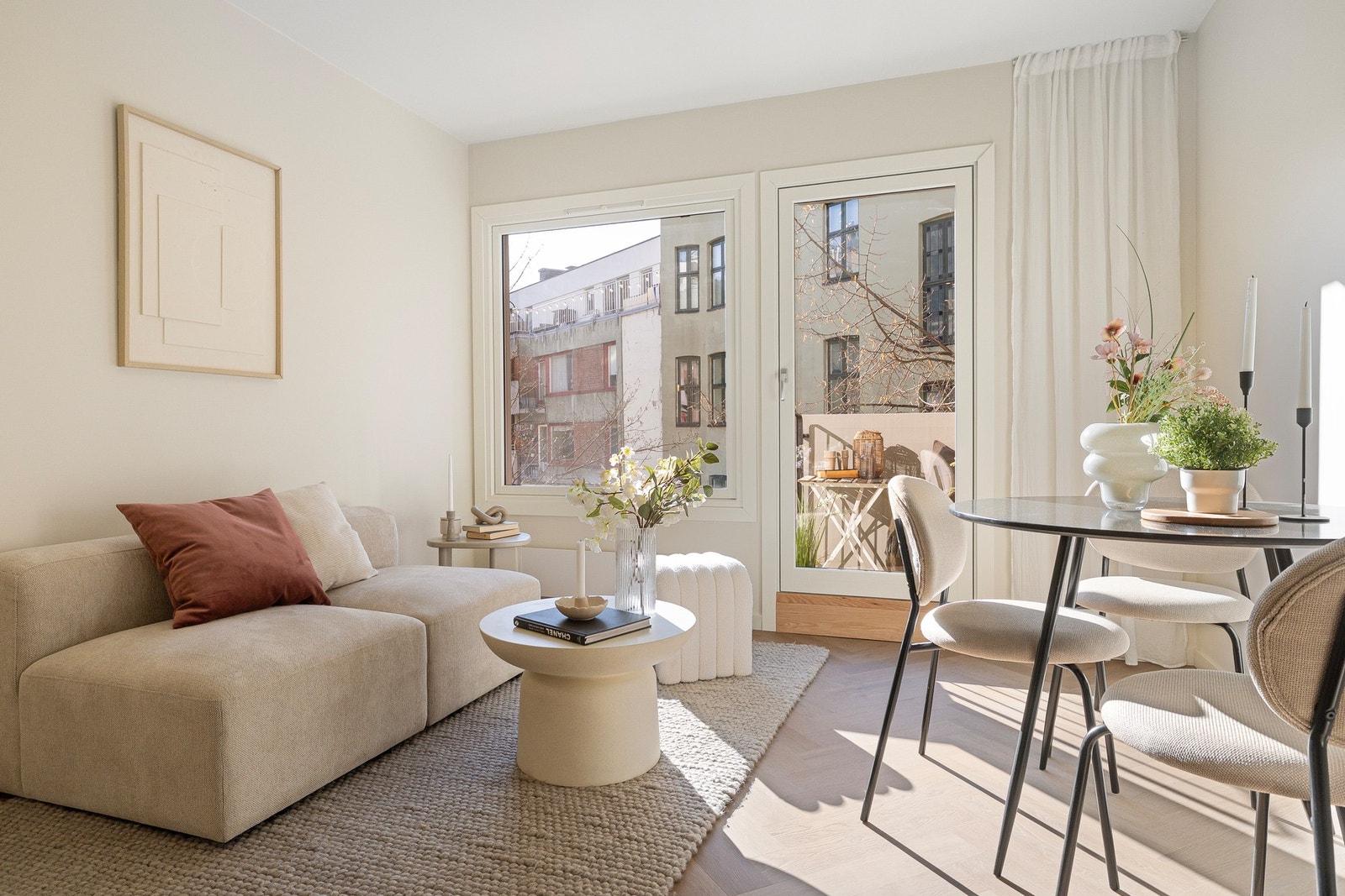 Det er lagt lekkert fiskebensgulv i alle oppholdsrom. Godt utnyttet areal med plass til både sofagruppe og spisestue. Galleribilde