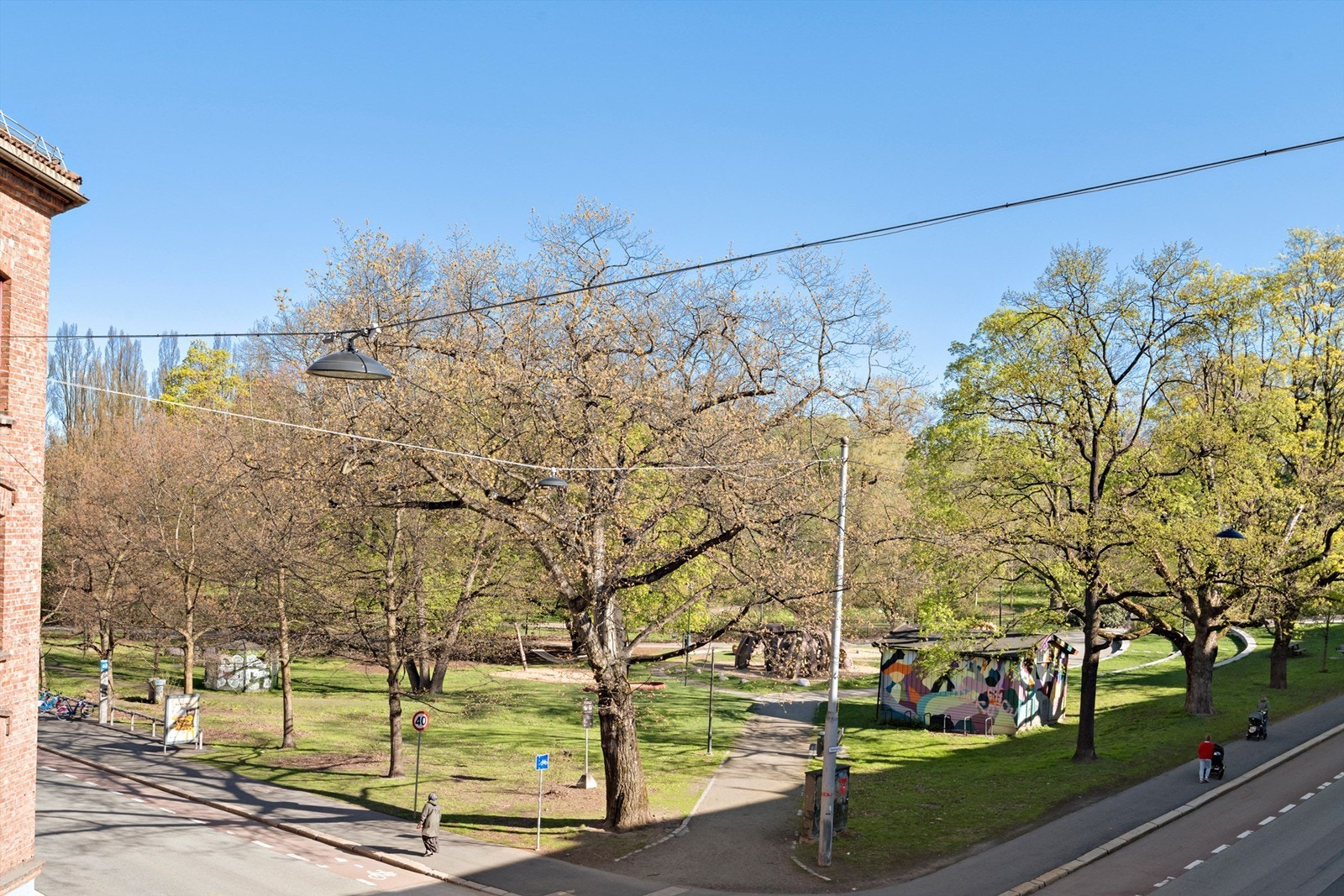 Leiligheten befinner seg supersentralt ved flere parker og Botanisk hage. Galleribilde