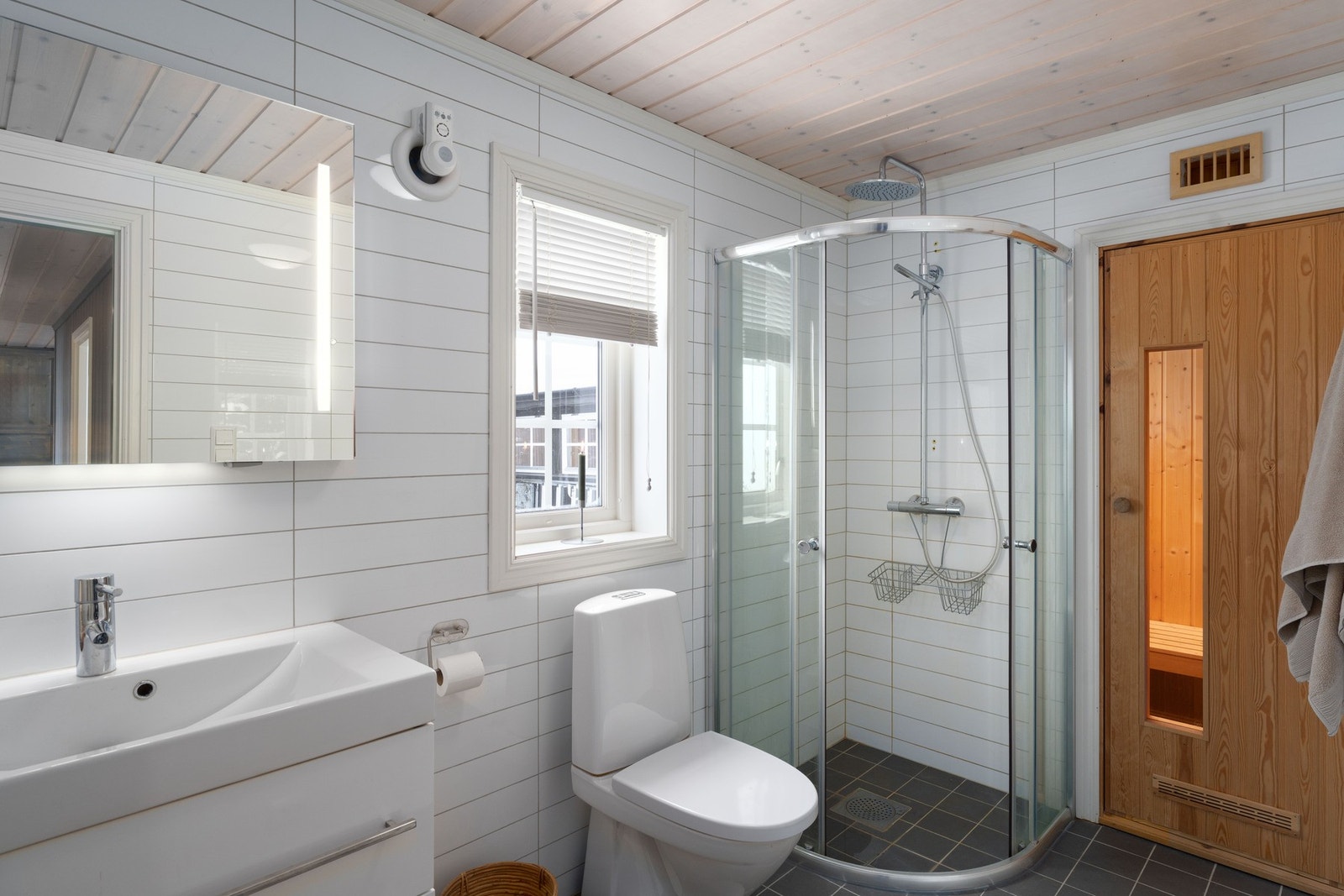 Begge baderom har vask, wc og dusj. Dette har også badstue. Galleribilde
