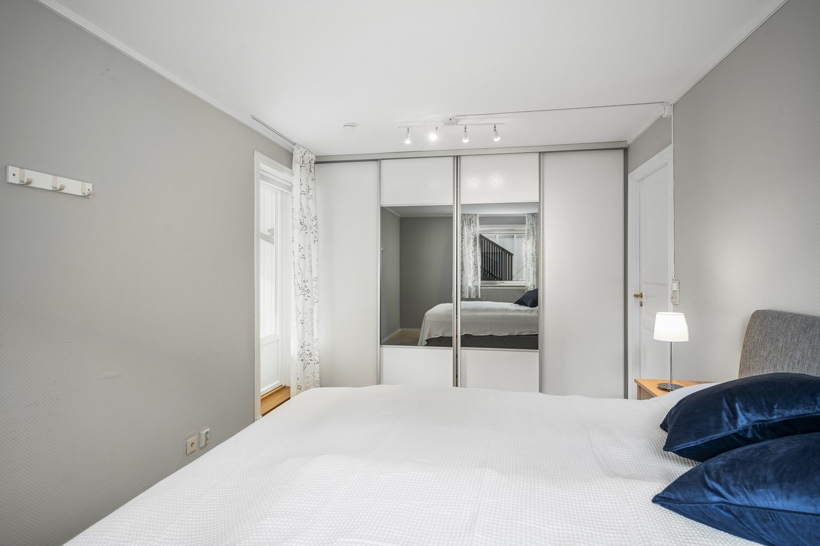 Hovedsoverom med skyvedørsgarderobe Galleribilde