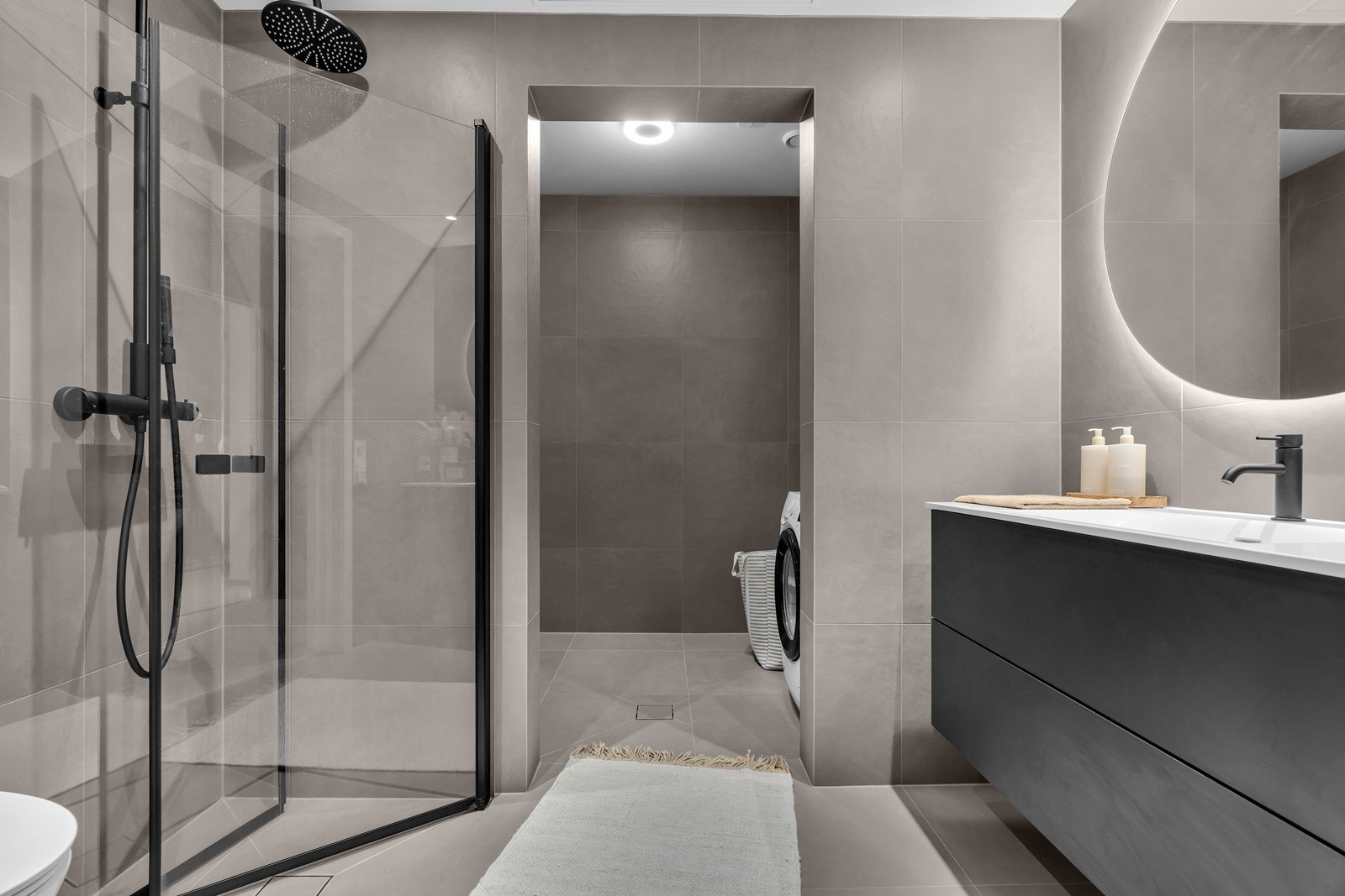 Praktisk vaskeromsløsning i den innerste delen av badet. Galleribilde