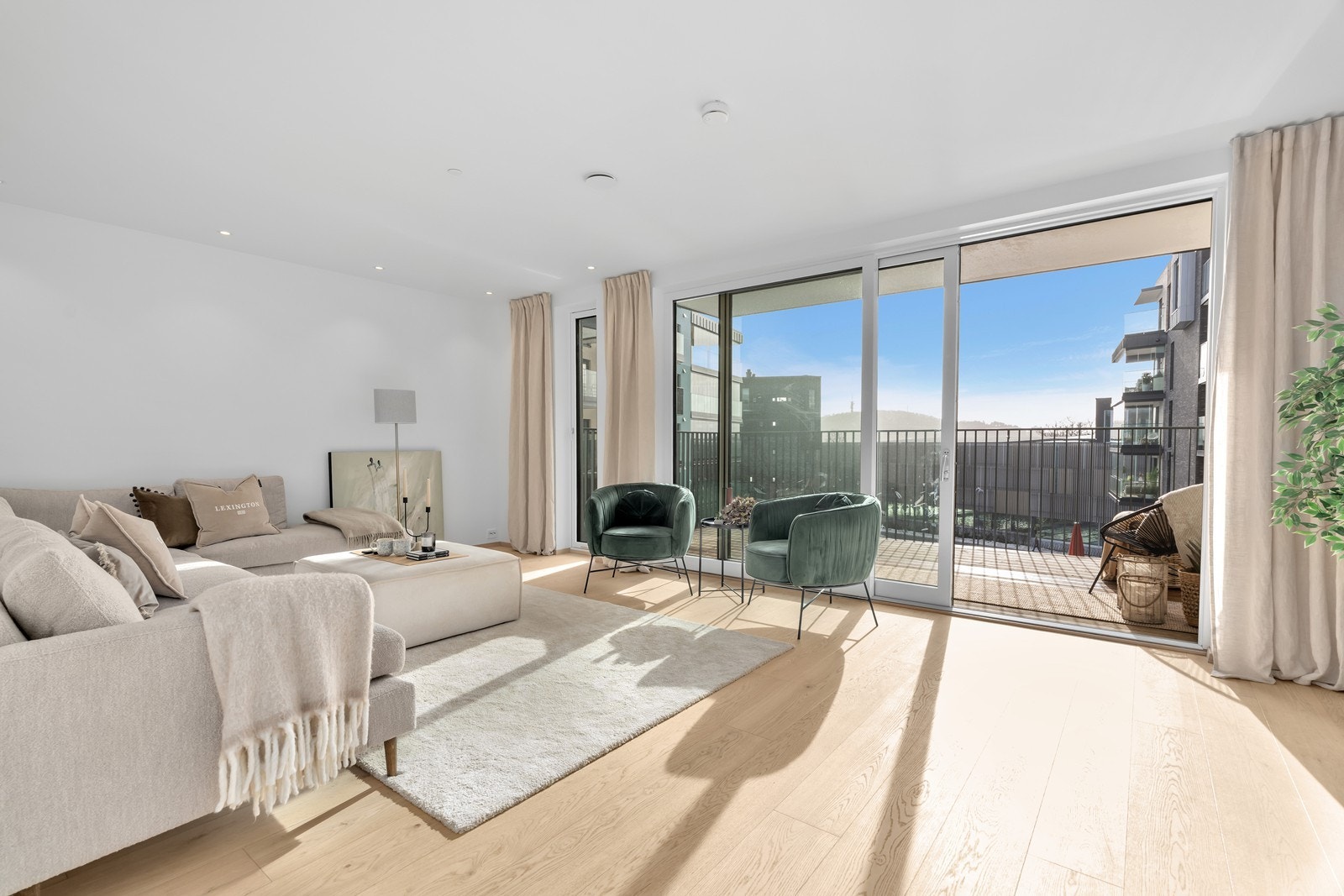 I stuen er det store vindusflater som slipper inn rikelig med naturlig lys. Galleribilde