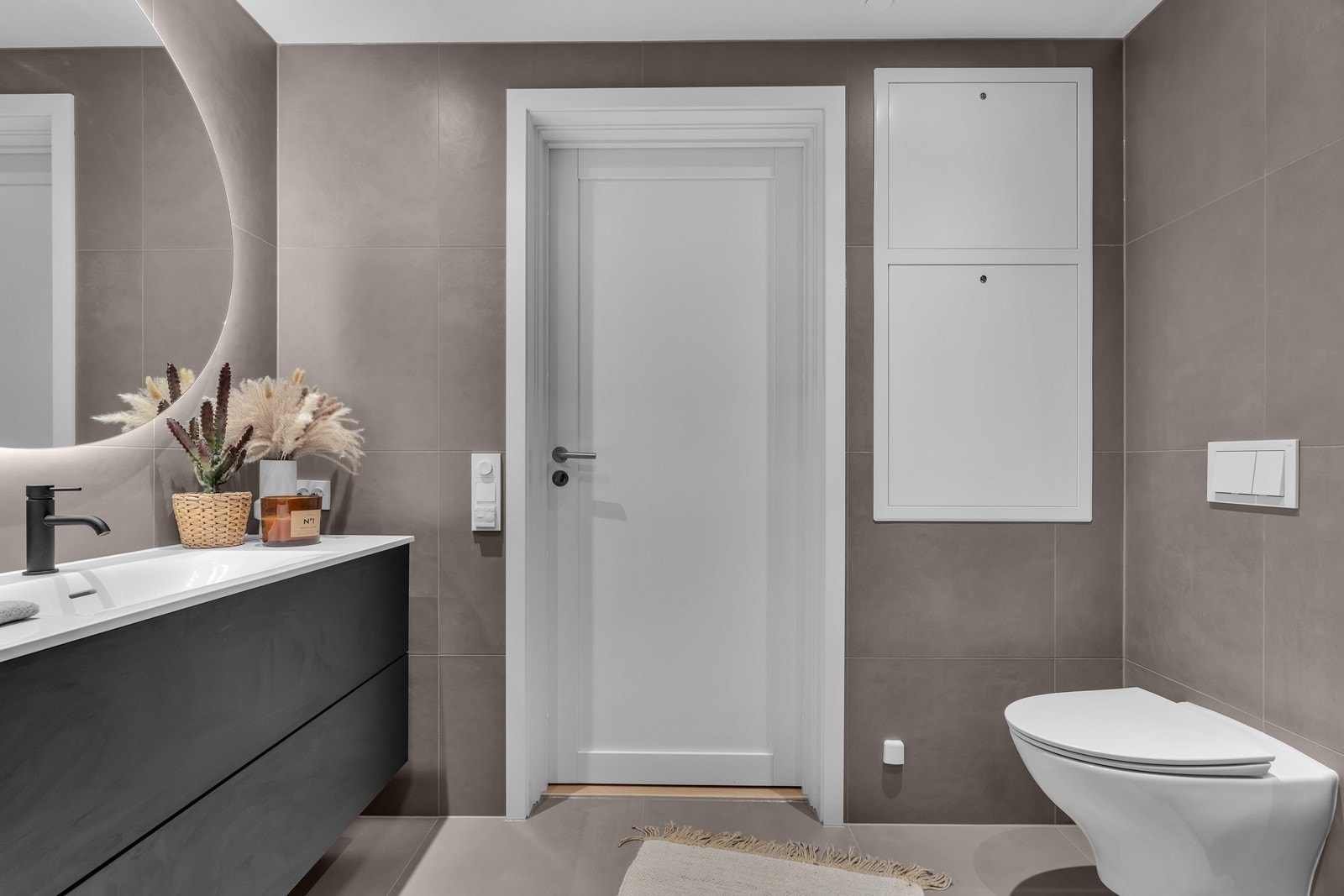 Lekkert bad med moderne fliser og stilren innredning. Galleribilde