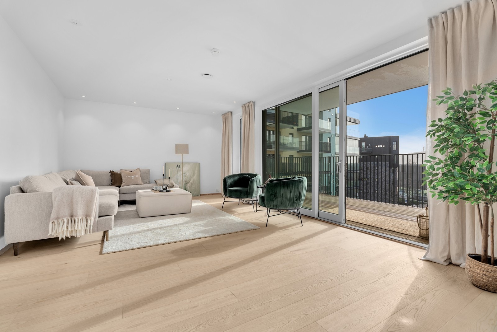 Stor glassdør som kan åpnes opp på varme sommerdager. Galleribilde