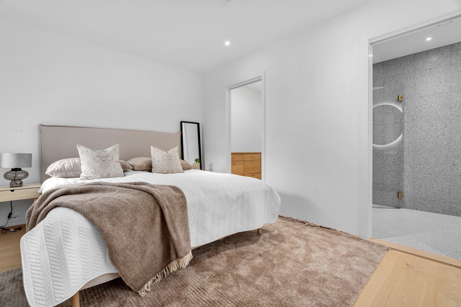 Tilknyttet soverommet er det privat inngang til bad. Galleribilde