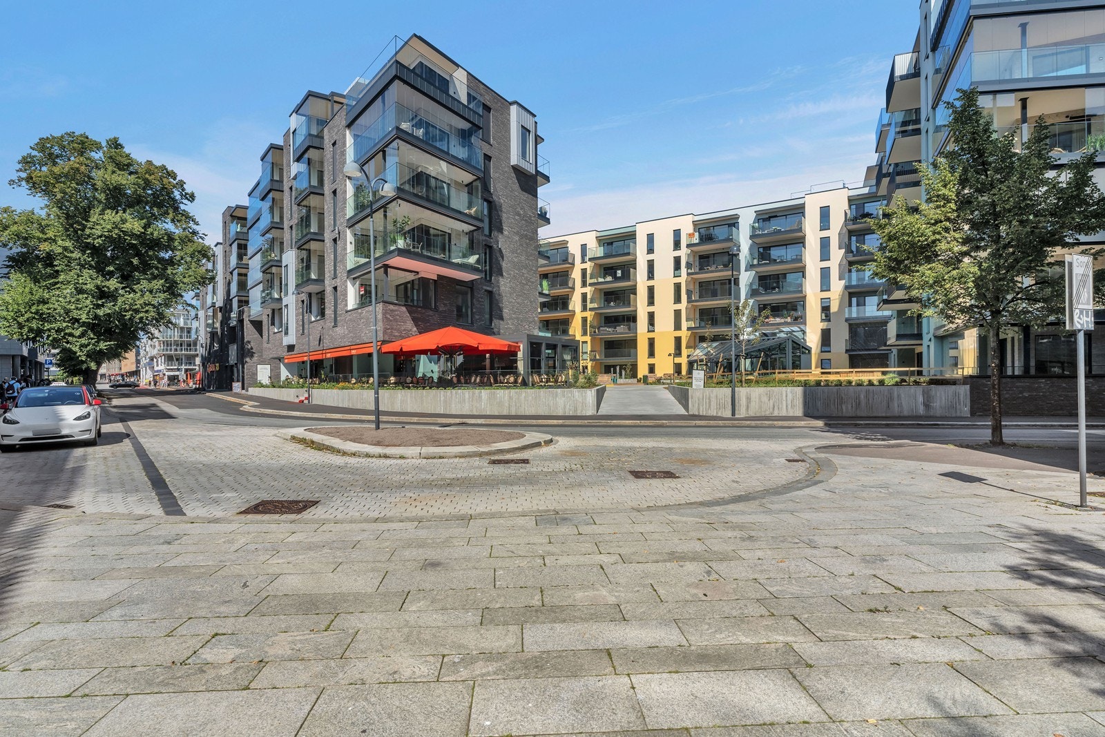 Beliggenheten byr på både sjøliv og byliv rett utenfor døren. Galleribilde