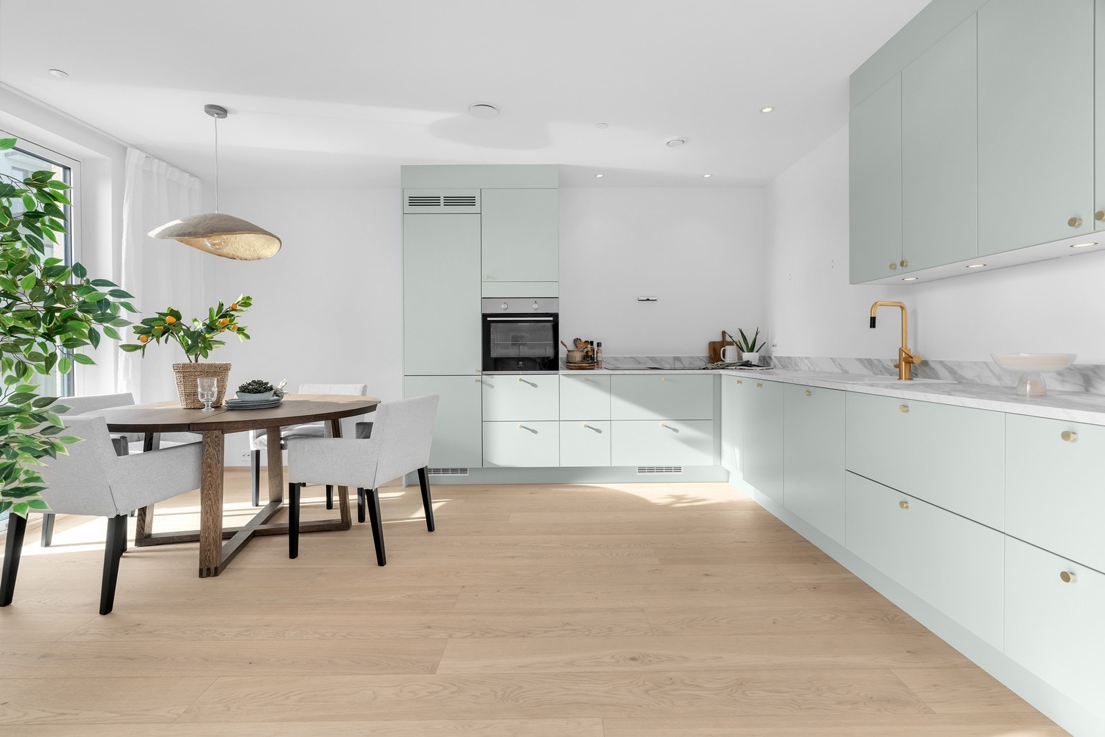 Stilren og moderne kjøkkeninnredning. Galleribilde