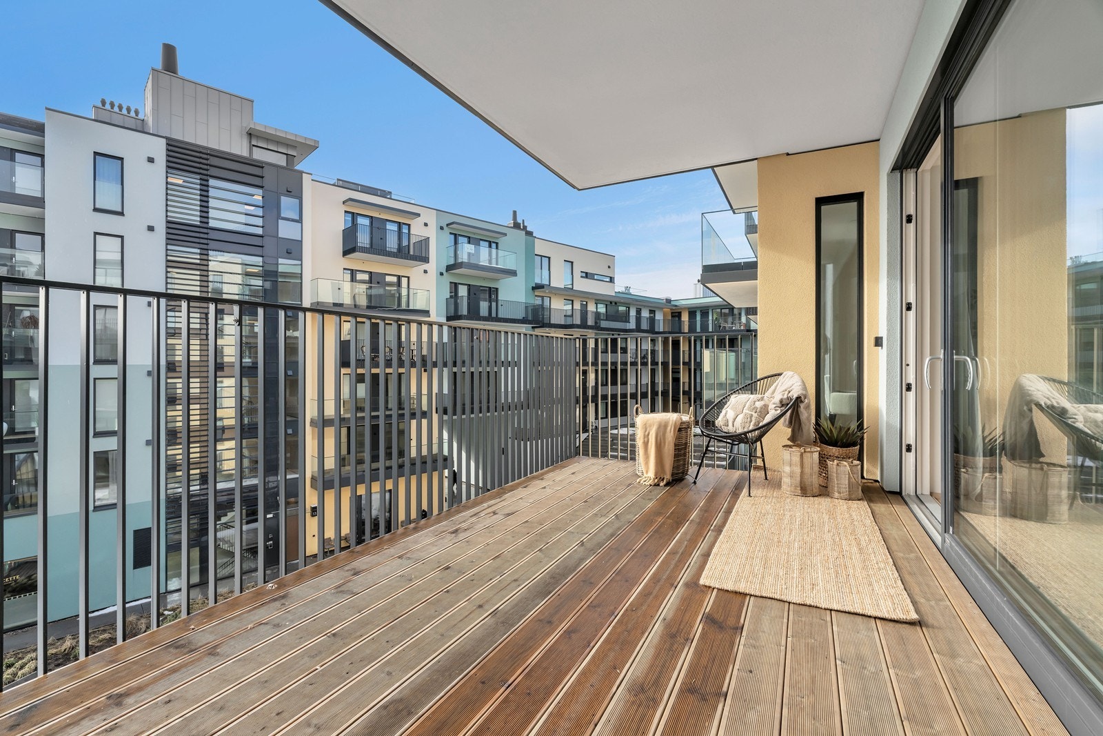 Balkong med god plass til sittegruppe og utemøbler. Galleribilde