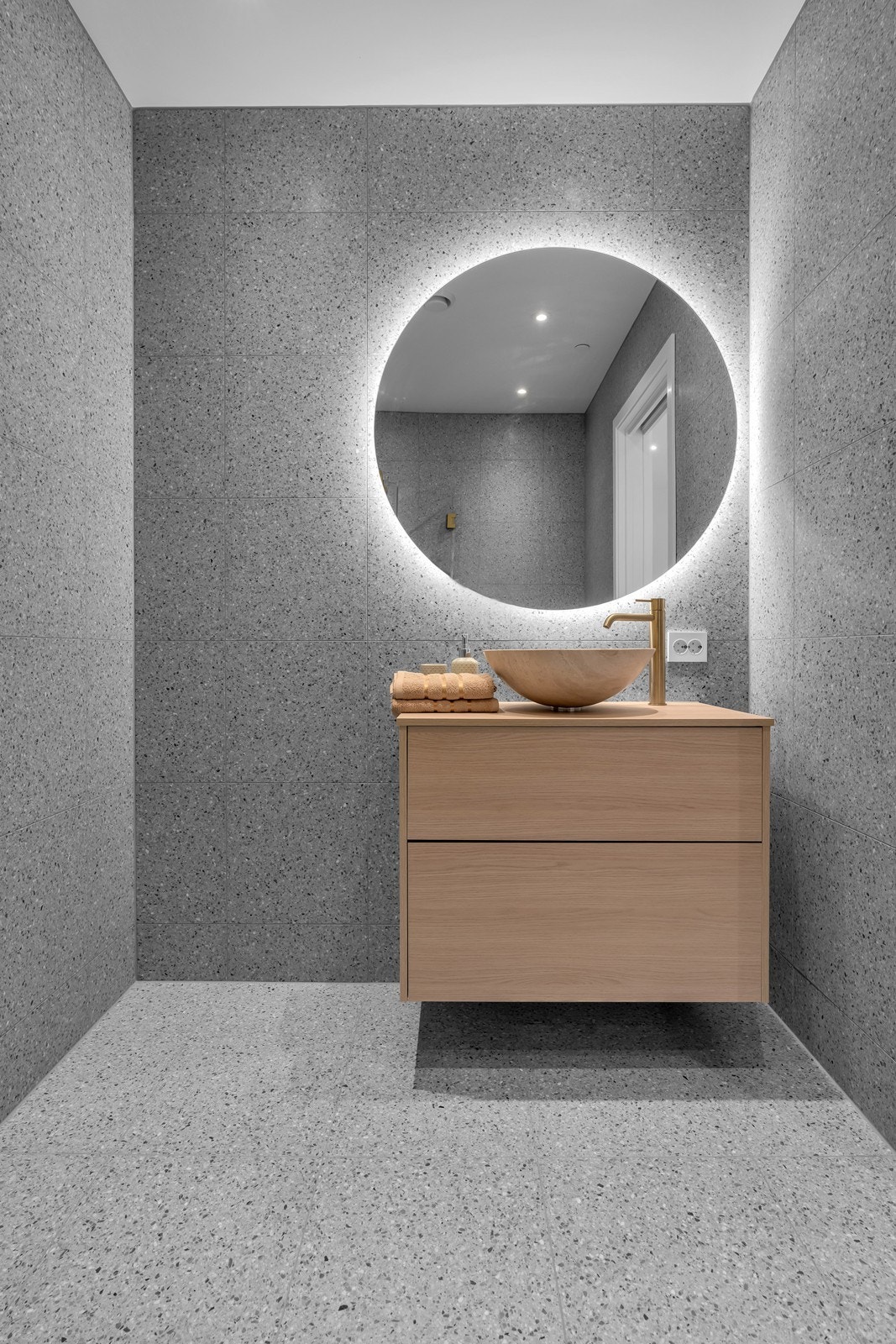 Belysning bak speilet som gir et eksklusivt og moderne uttrykk. Galleribilde