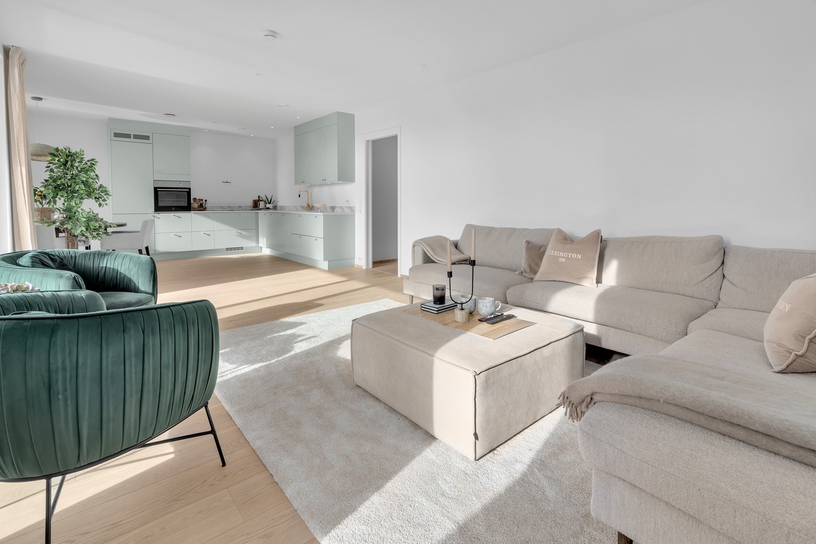 Åpen stue og kjøkken løsning som skaper en romslig atmosfære. Galleribilde