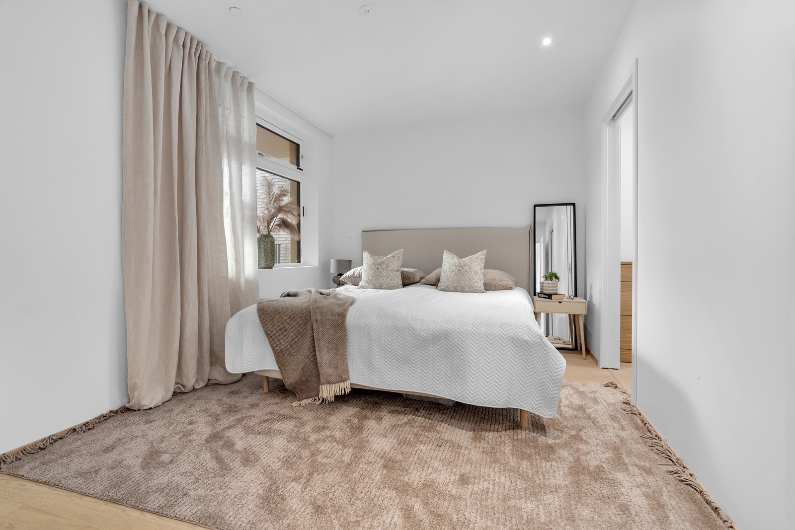 Romslig soverom med god plass til dobbeltseng og garderobeløsning. Galleribilde