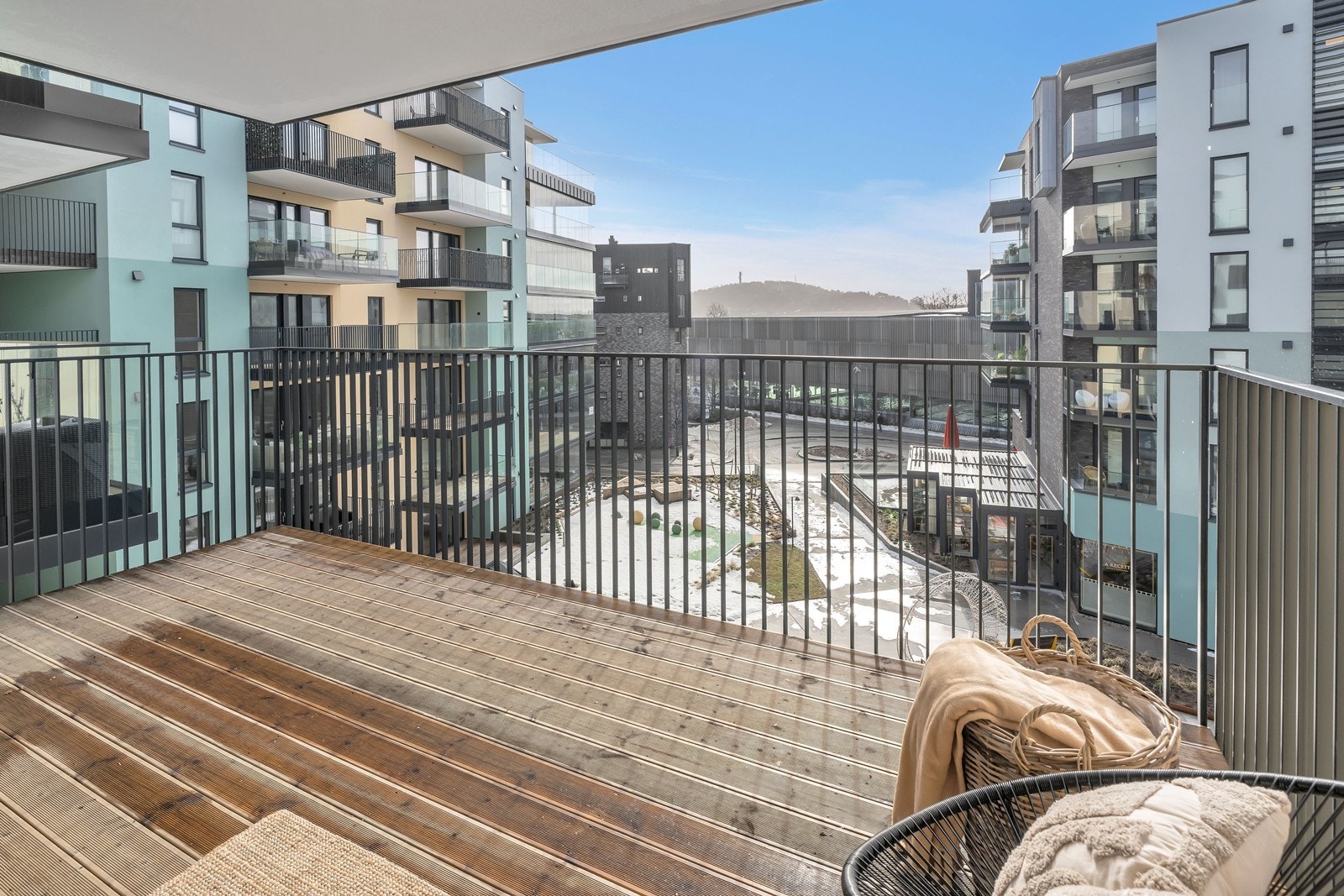 Herlig og solrik balkong på 14 kvm. Galleribilde