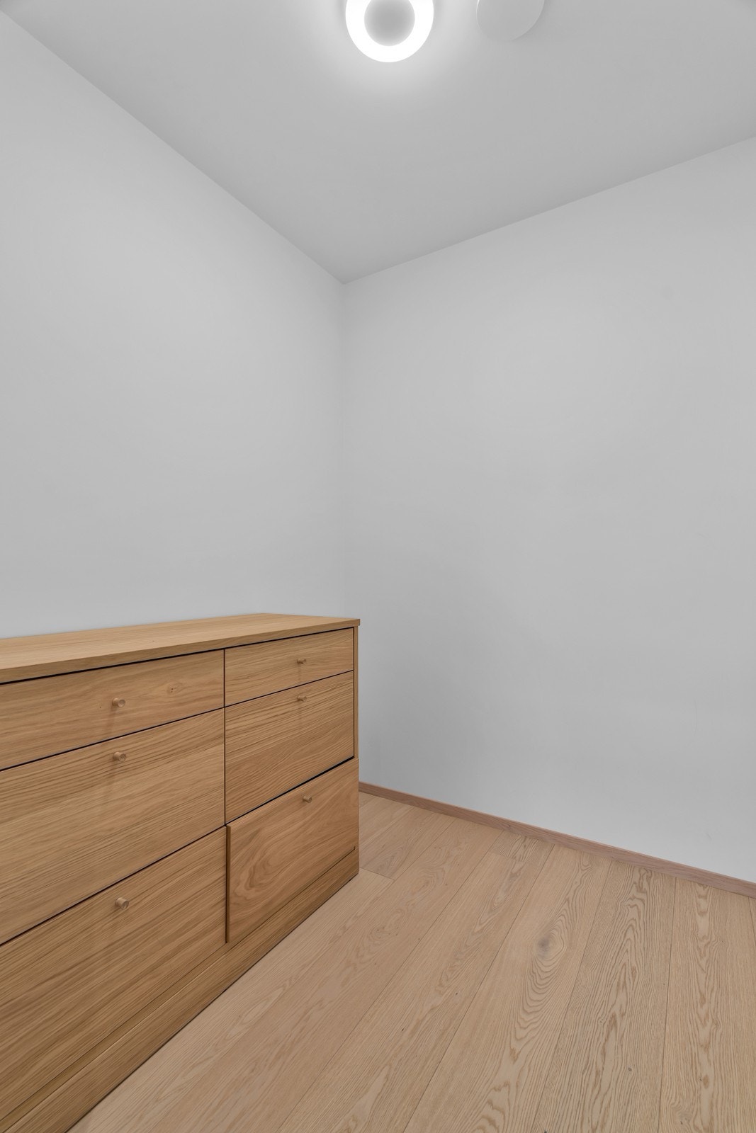 Romslig garderoberom tilknyttet hovedsoverommet- perfekt som walk-in garderobe. Galleribilde