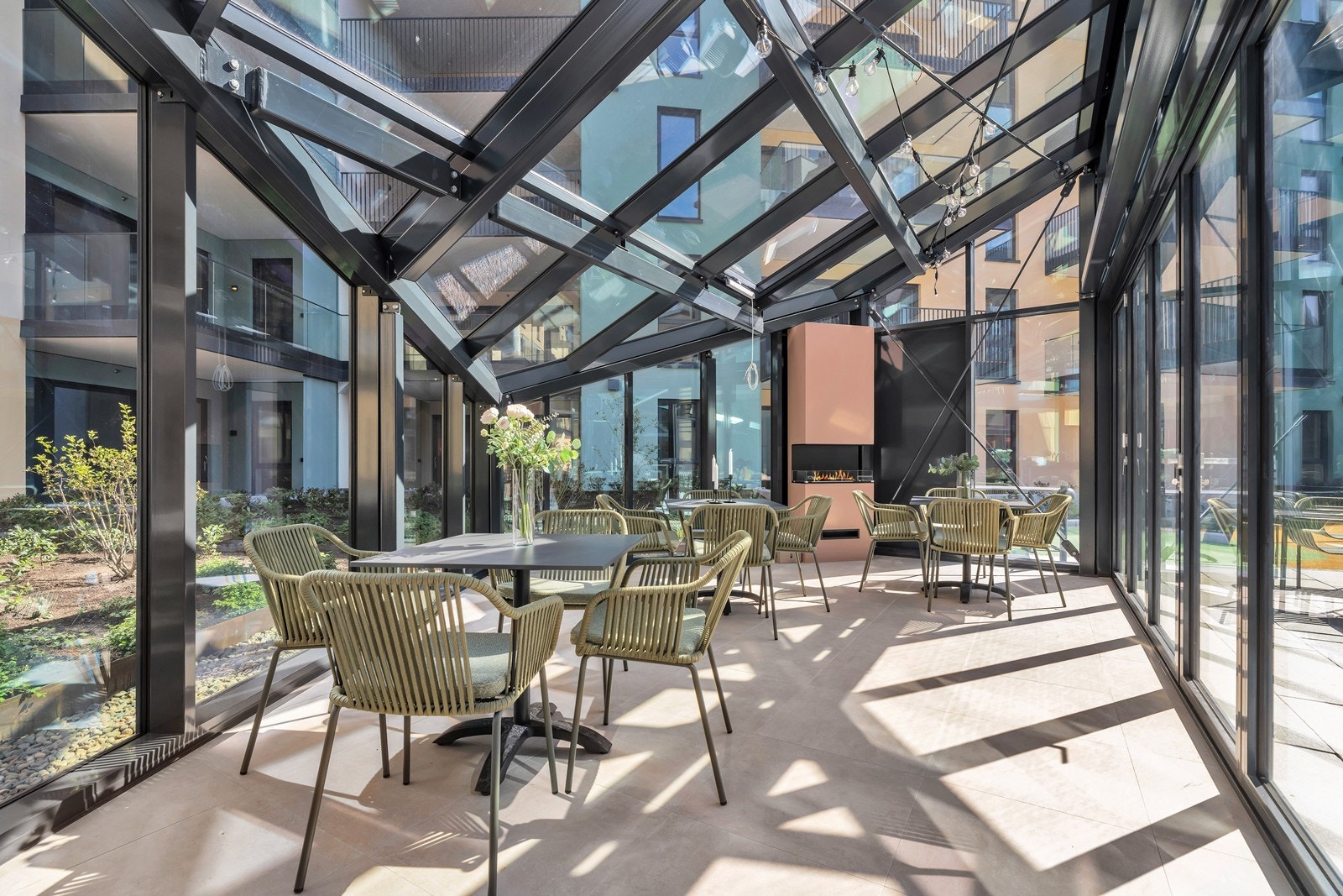 Sameiet har tilgang til felles vinterhage med sittegrupper og peis. Galleribilde