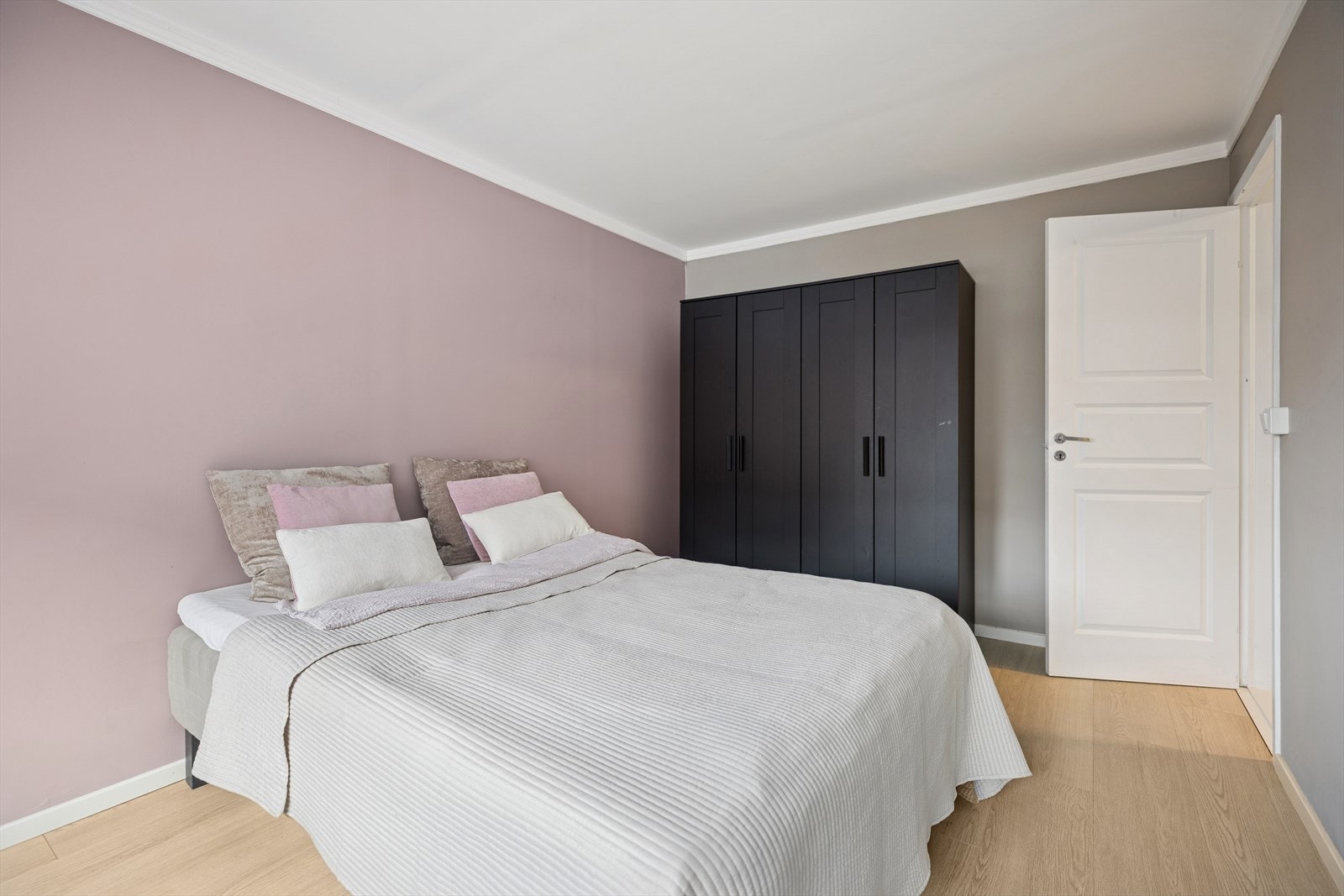 Hovedsoverommet har god plass til dobbeltseng og garderobeløsning. Overflater malt i 2025. Galleribilde