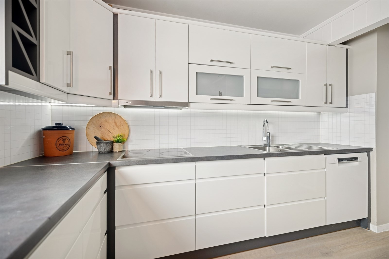 Kjøkkeninnredningen har glatte fronter og gir rikelig med skap- og benkeplass. Galleribilde