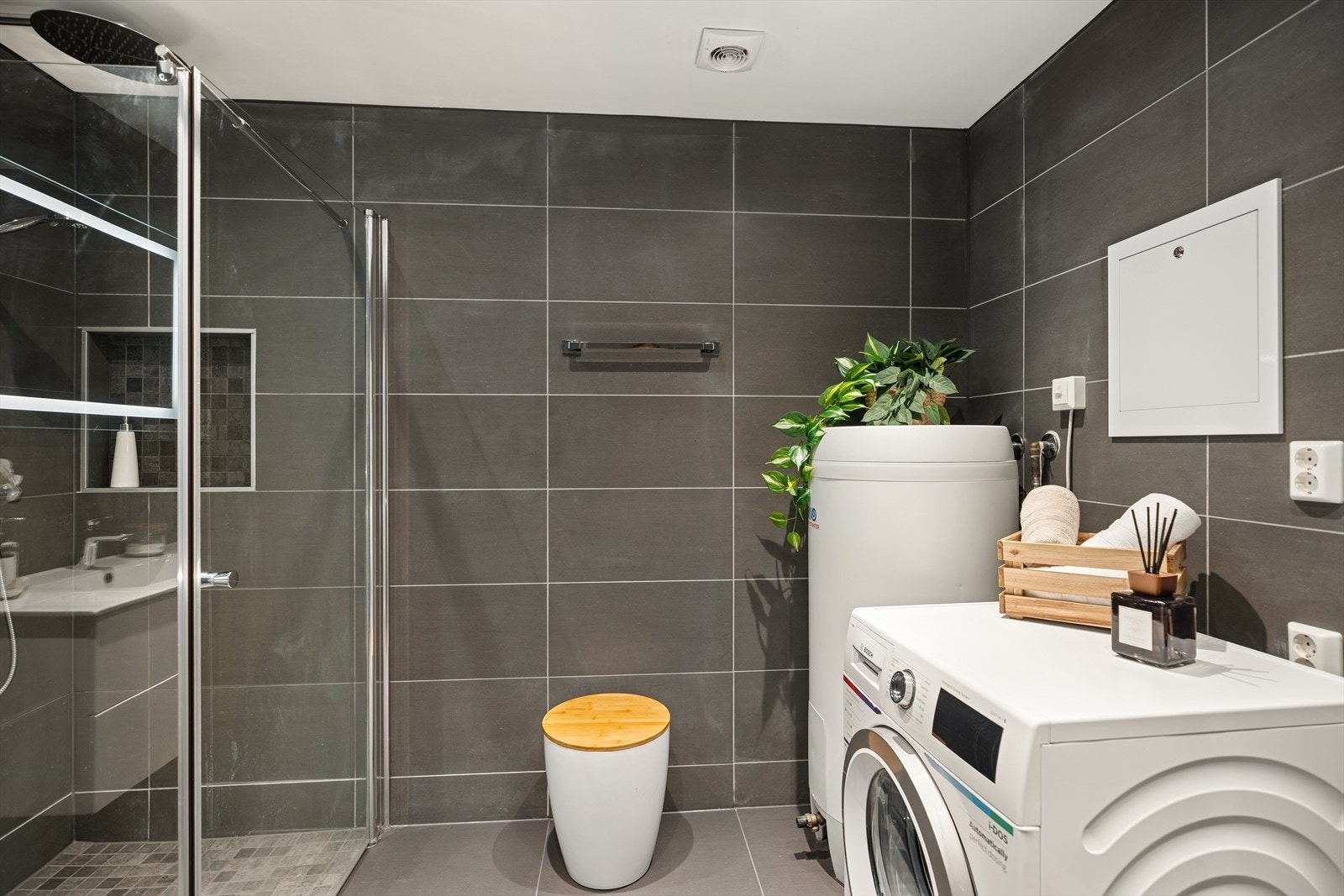 Baderommet har varmekabler og opplegg til vaskemaskin. Galleribilde